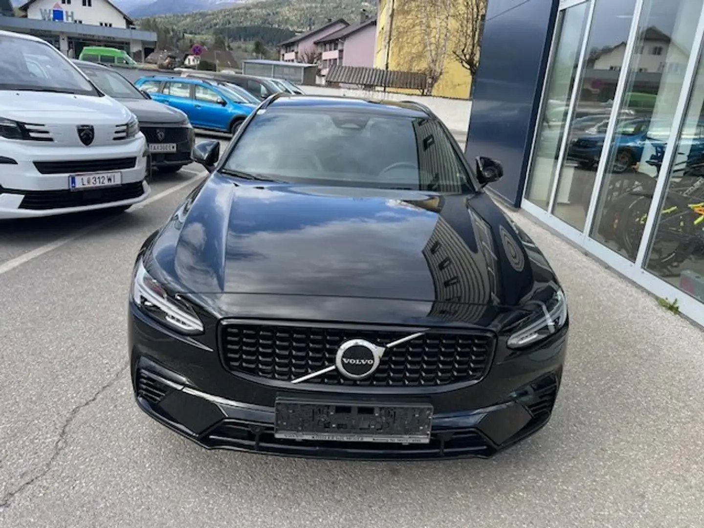 Volvo V90 Plus Dark Recharge Plug-In Hybrid AWD *55.000 km* Schwarz - 2