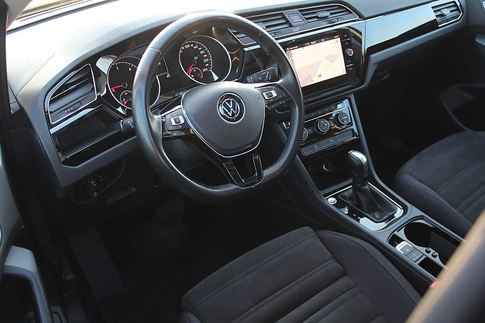 Volkswagen Touran Highline 2,0 SCR TDI DSG Panorama Masage ACC RFK Schwarz - 2