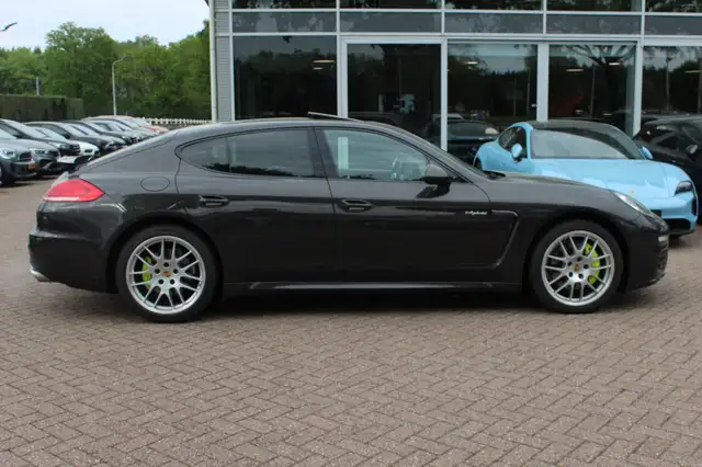 Porsche Panamera view 5