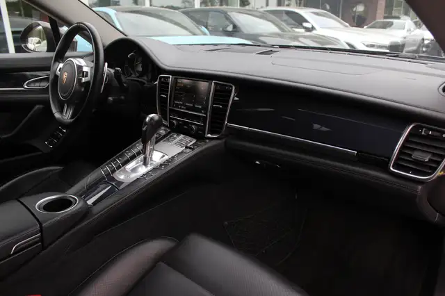 Porsche Panamera view 13
