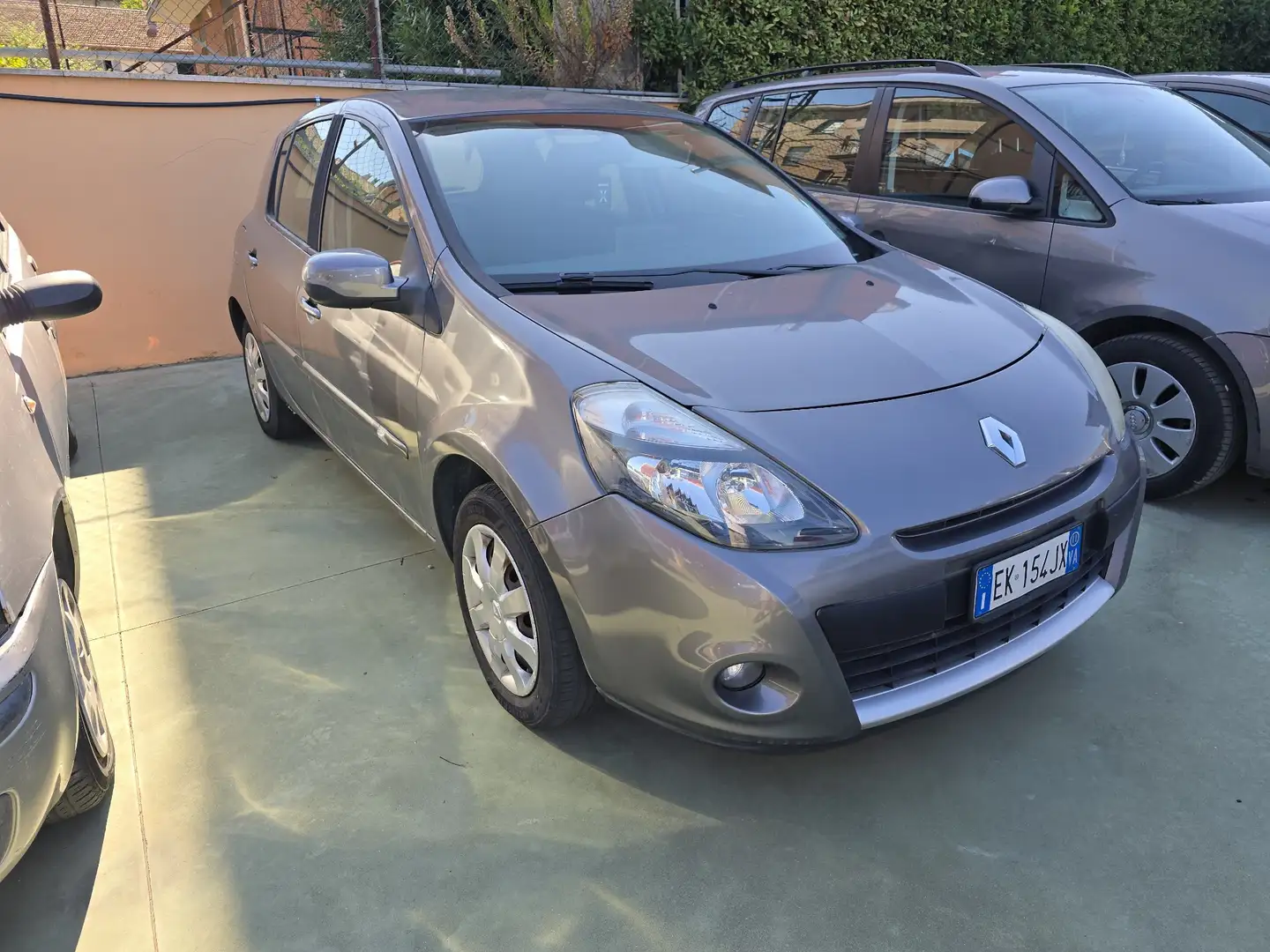 Renault Clio Clio 5p 1.2 16v Live! Grau - 1