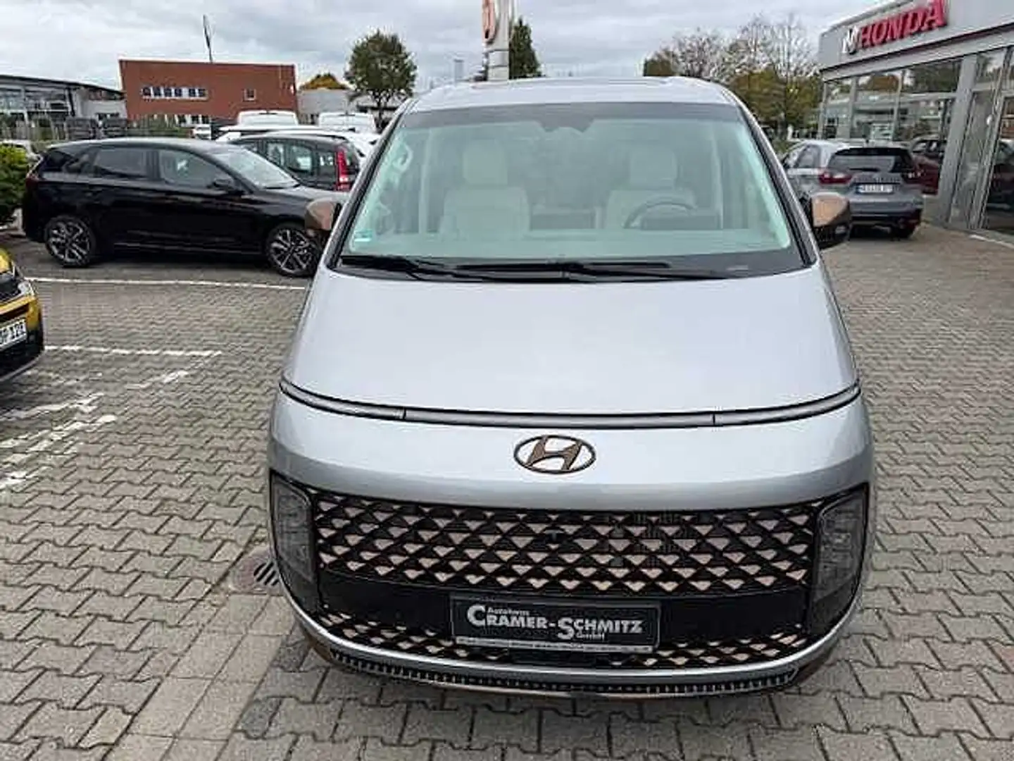 Hyundai STARIA 2.2 D 8-AT 2 WD Panorama AHK Silber - 2