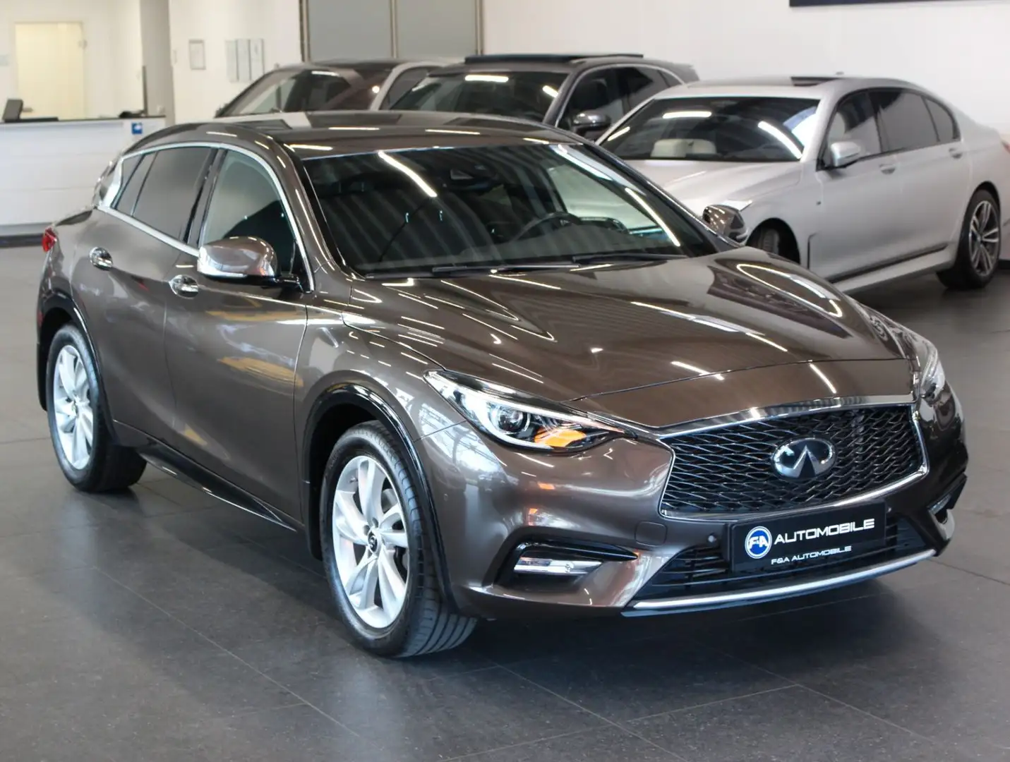 Infiniti Q30 1.6 Premium 2. Hand*Navi*Kamera Braun - 2