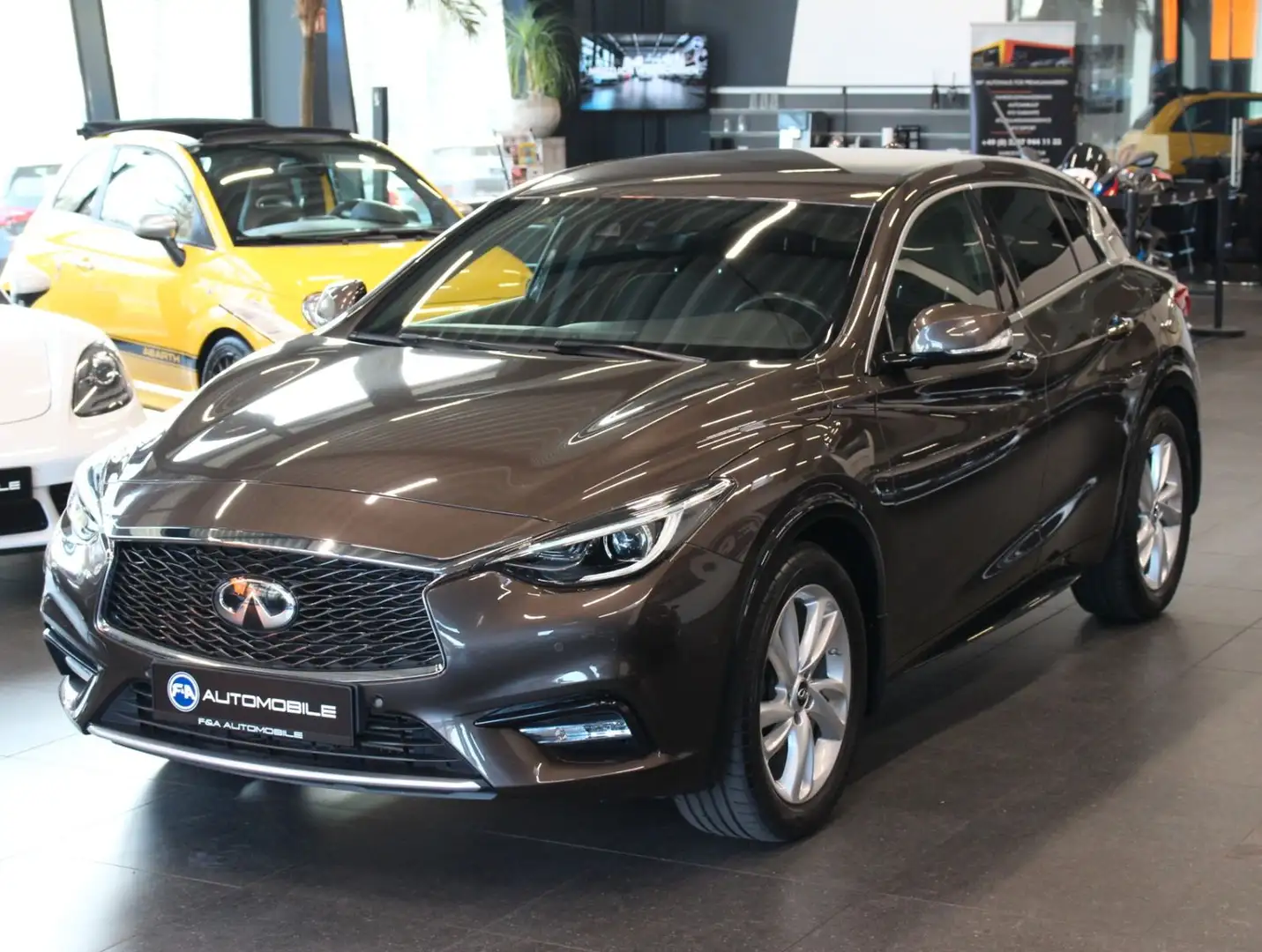 Infiniti Q30 1.6 Premium 2. Hand*Navi*Kamera Braun - 1