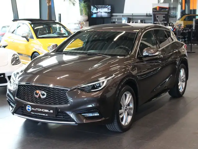 Infiniti Q30 1.6 Premium 2. Hand*Navi*Kamera