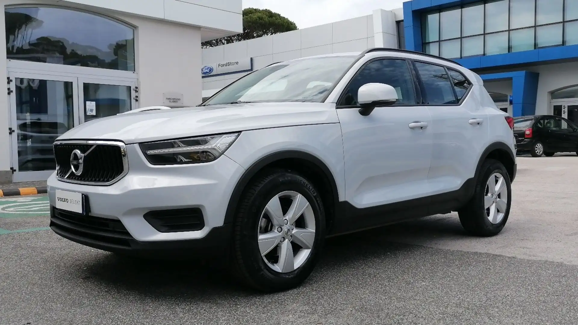 Volvo XC40 1.5 t3 Momentum Core 163cv auto my21 Argento - 1