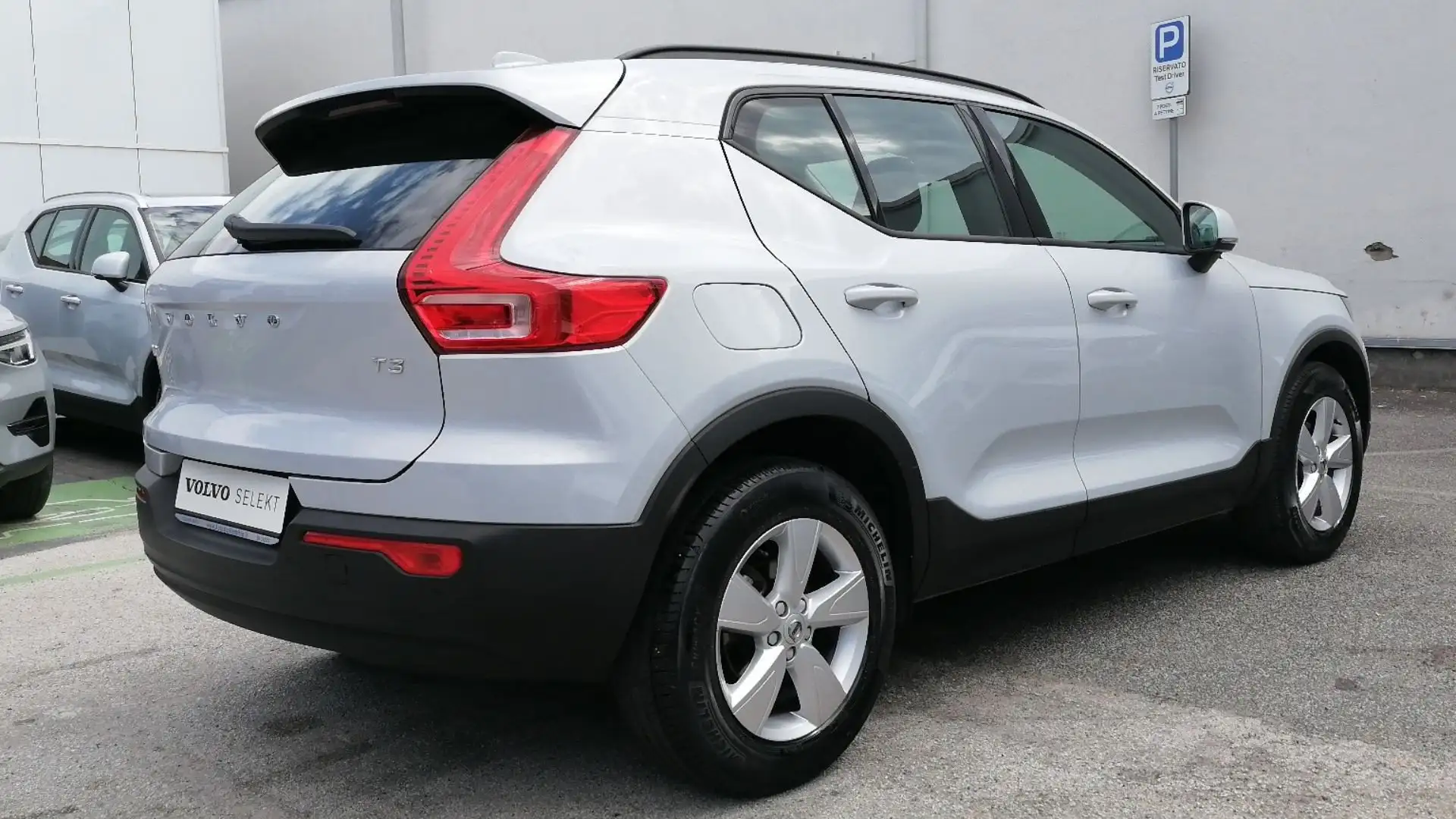Volvo XC40 1.5 t3 Momentum Core 163cv auto my21 Argento - 2