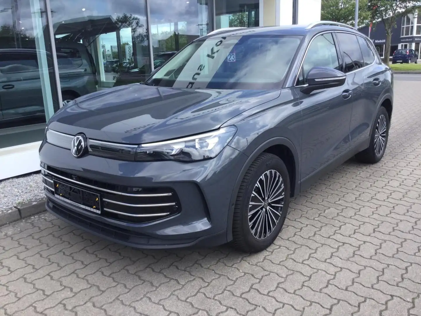 Volkswagen Tiguan 1.5 eTSI DSG Elegance Matrix ACC NAVI AHK Grau - 2
