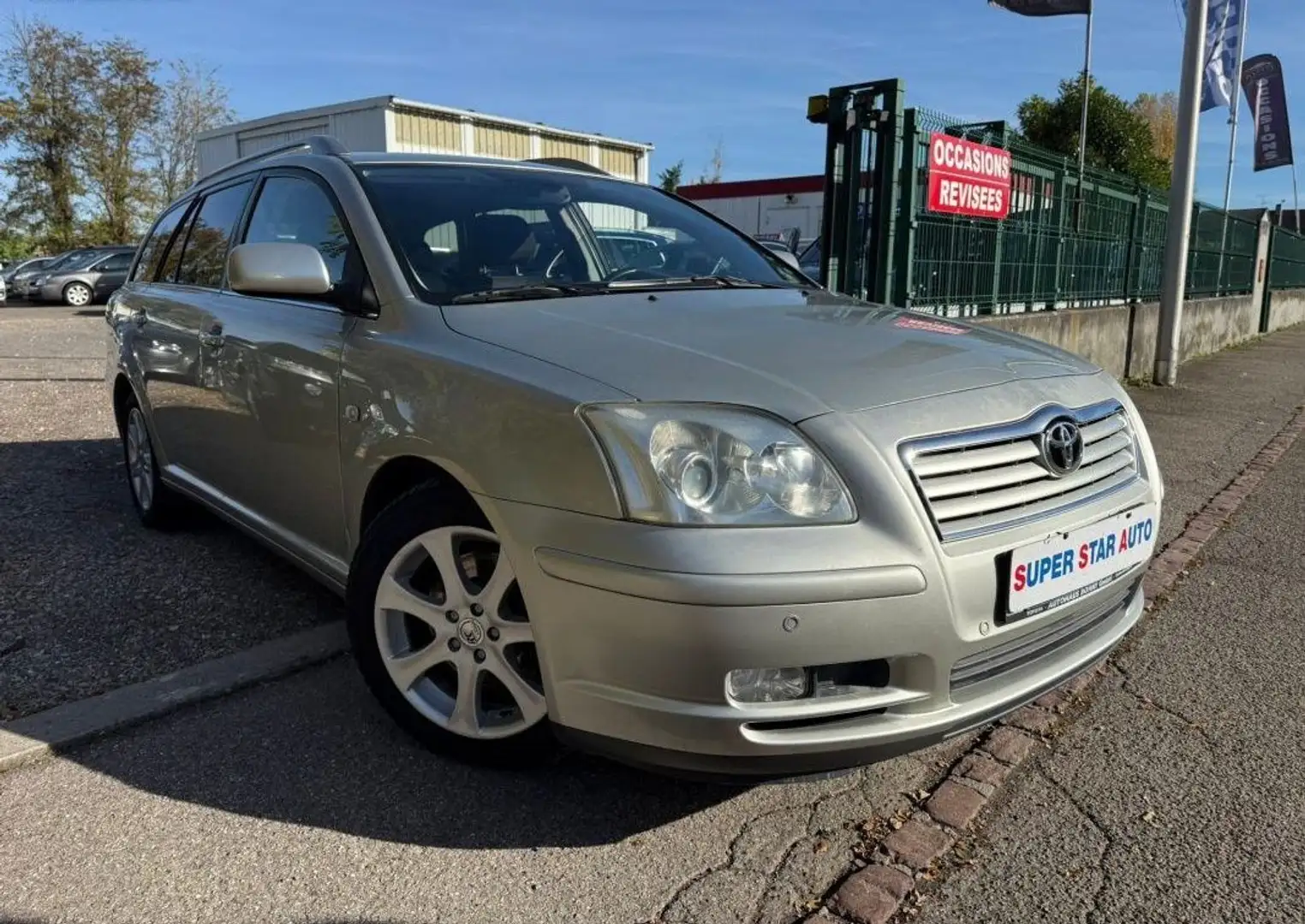 Toyota Avensis II BREAK 2L D-4 VVT-i LINEA SOL PACK 1er main2005 Gris - 1
