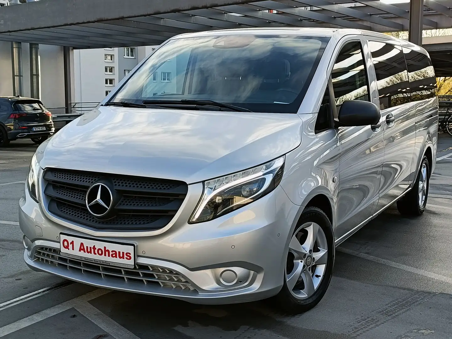 Mercedes-Benz Vito Tourer119CDI extralang LED/TOTW/8SITZ/AHK/SPUR/TOT Silber - 1