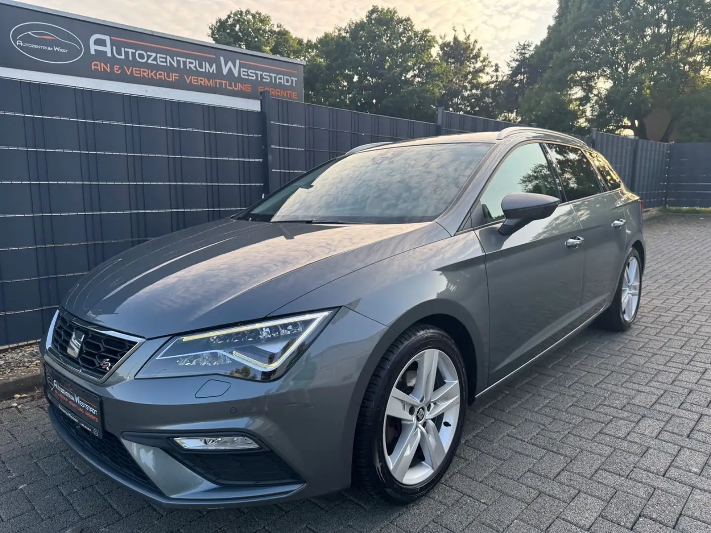 SEAT Leon ST FR, 2 Hand, HU&AU Neu, LED, 8 xLM Felgen Gris - 1