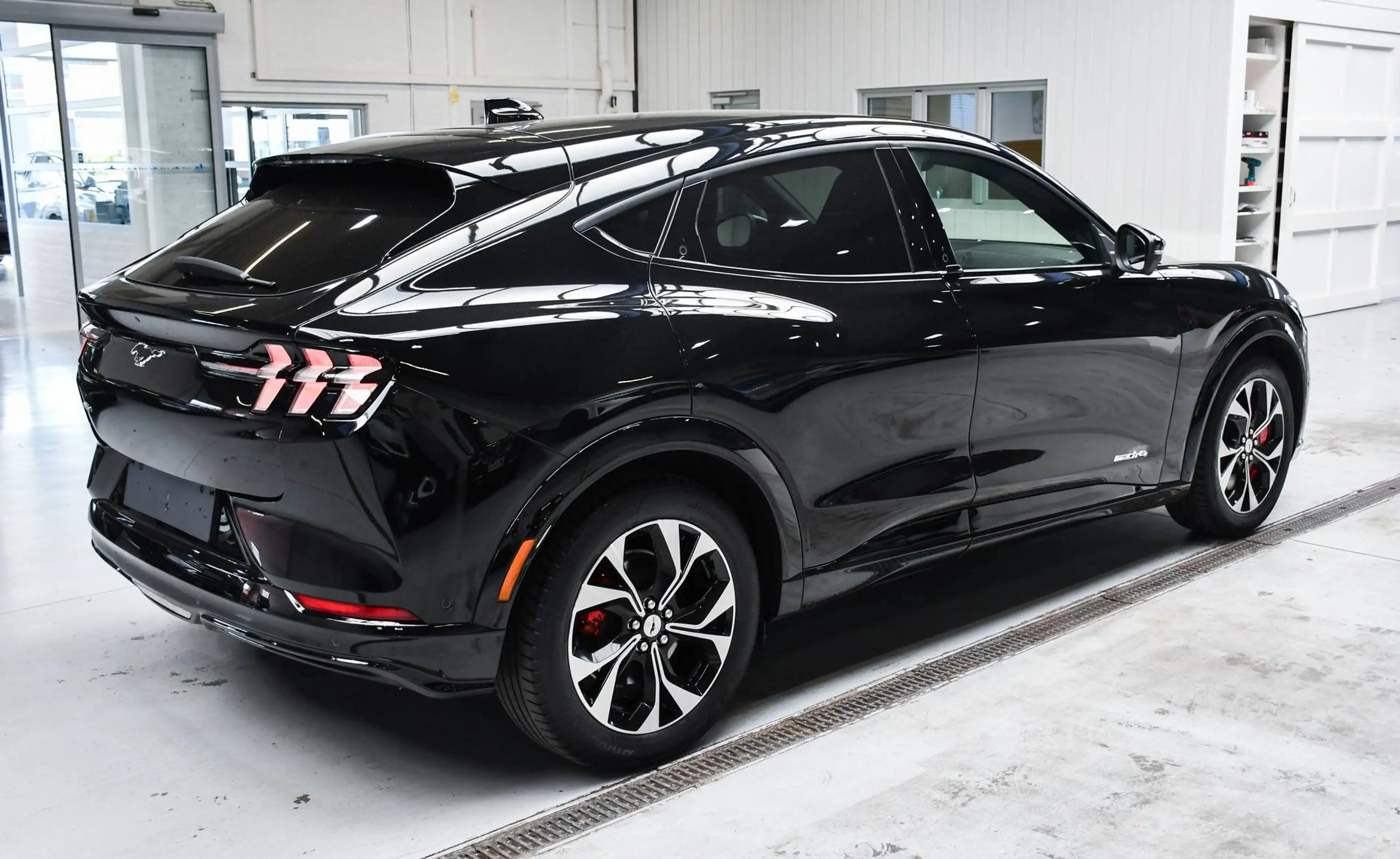 Ford Mustang Mach-E Mustang Mach-E 76 kWh AWD Standard Range - NAVIGATIE / CAMERA / PANO-DAK / SMARTLINK / BLIS / ACC — photo 3