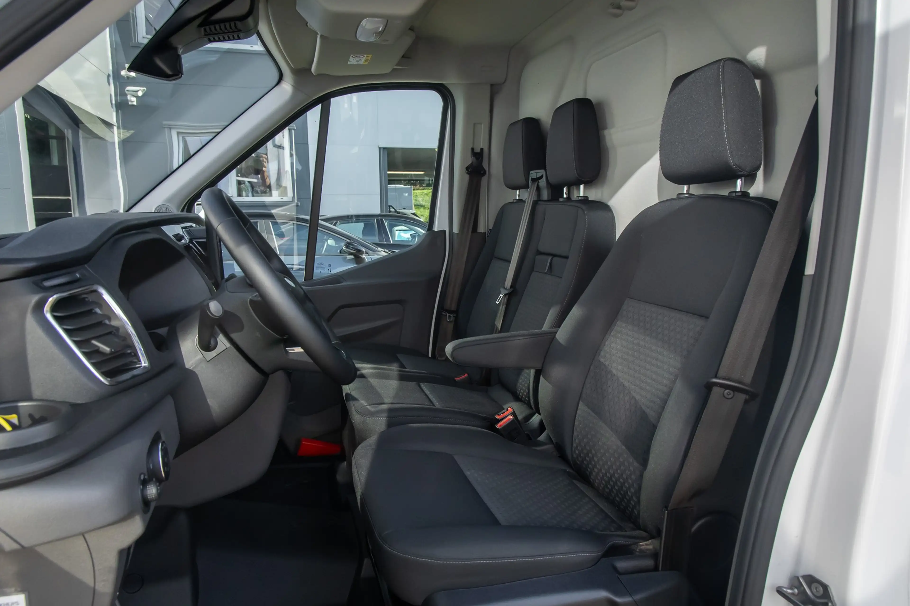 Ford E-Transit 350 L3H2 Trend 68 kWh | Apple Carplay/Android Auto — photo 17