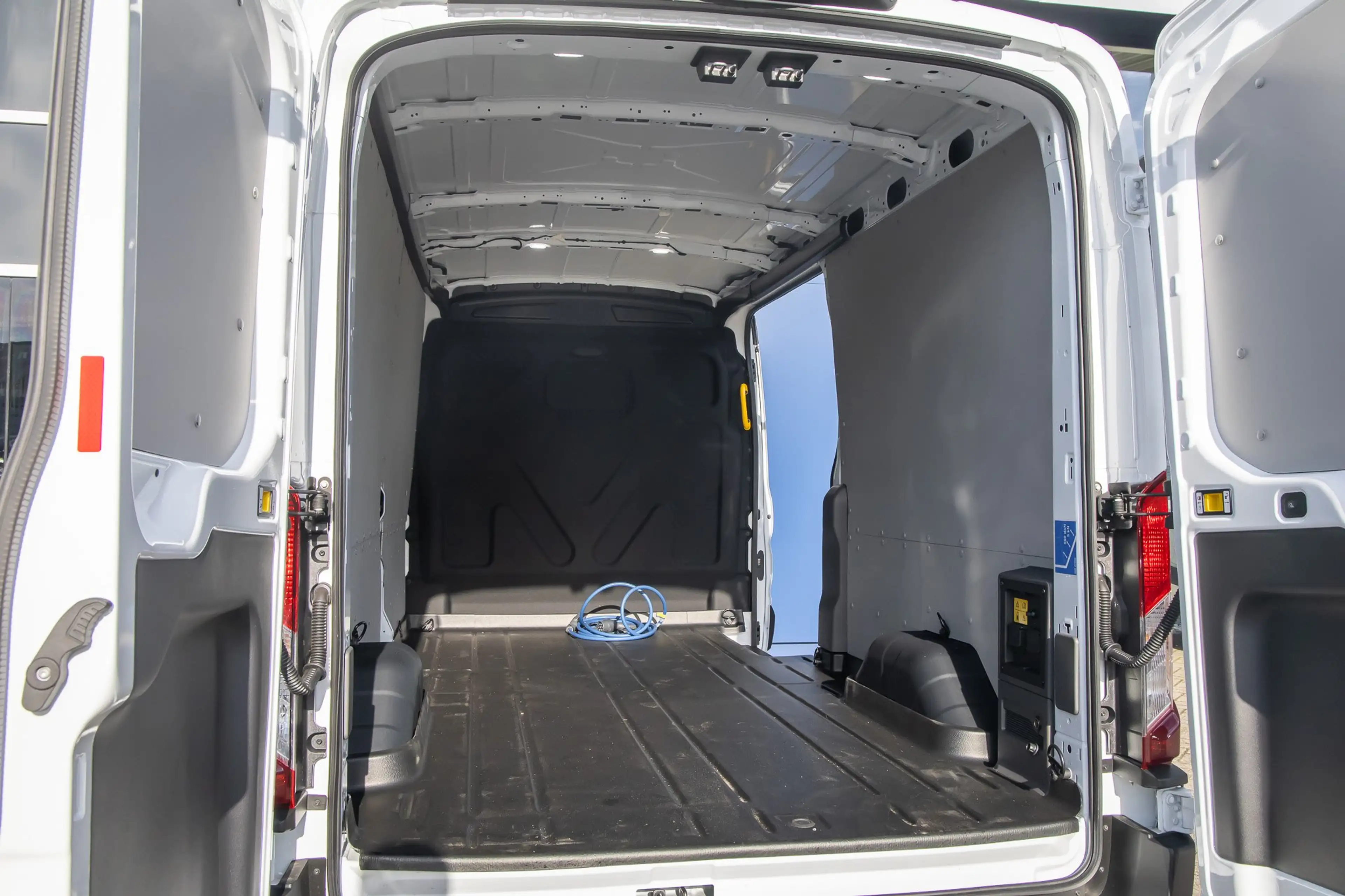 Ford E-Transit 350 L3H2 Trend 68 kWh | Apple Carplay/Android Auto — photo 11