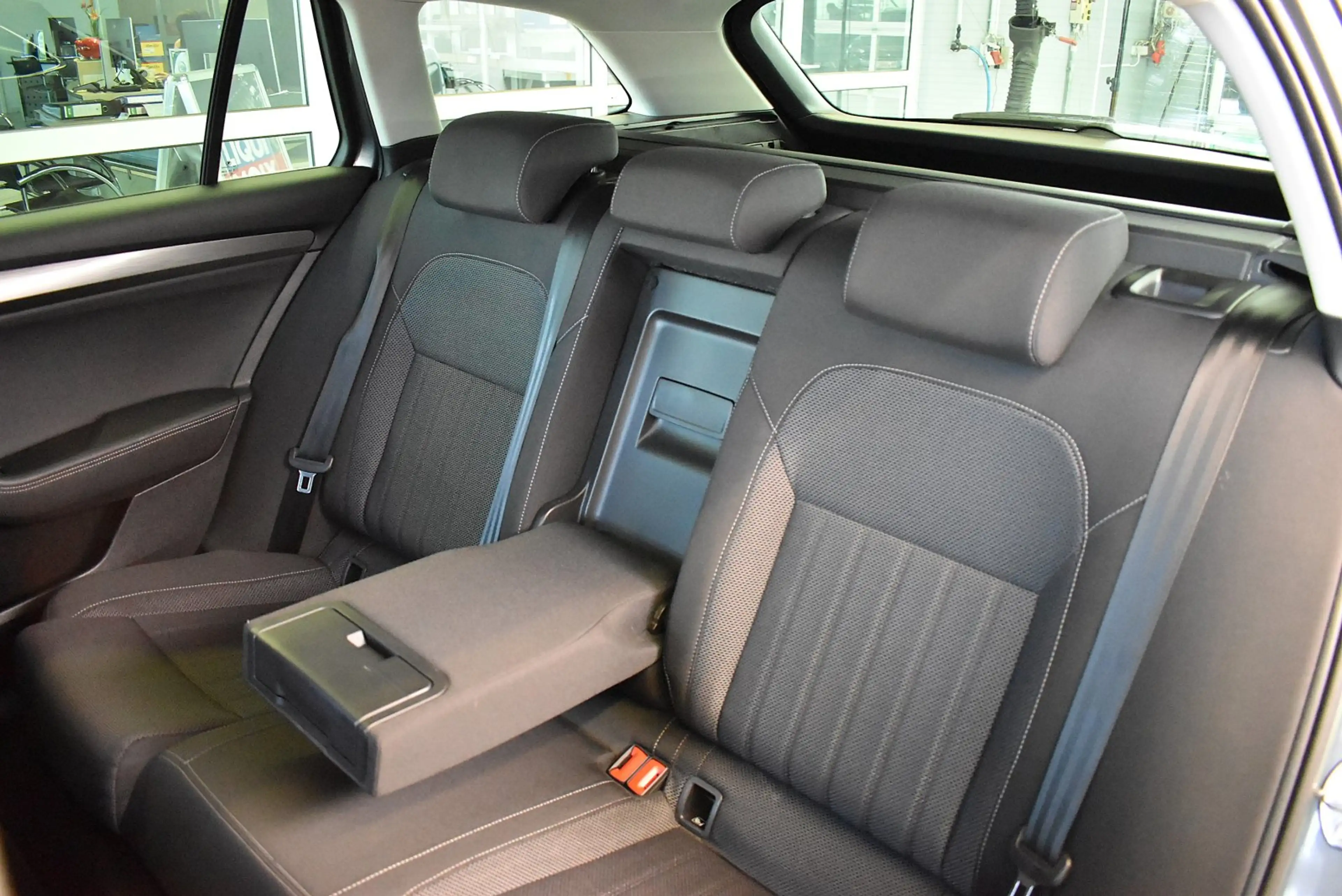 Skoda Superb Combi 2.0 TDI Style DSG*AHK*PDC*LED — photo 18