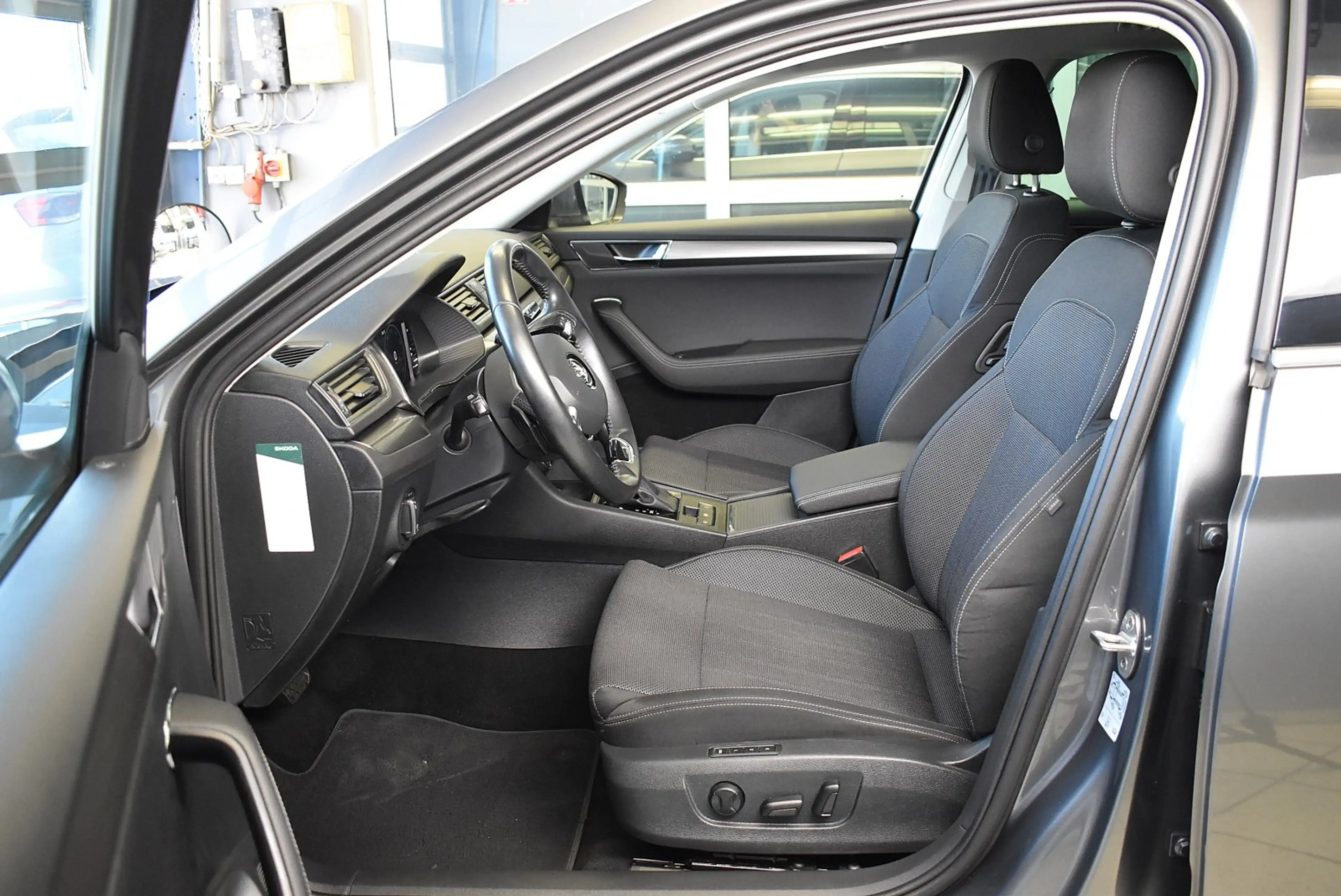 Skoda Superb Combi 2.0 TDI Style DSG*AHK*PDC*LED — photo 12