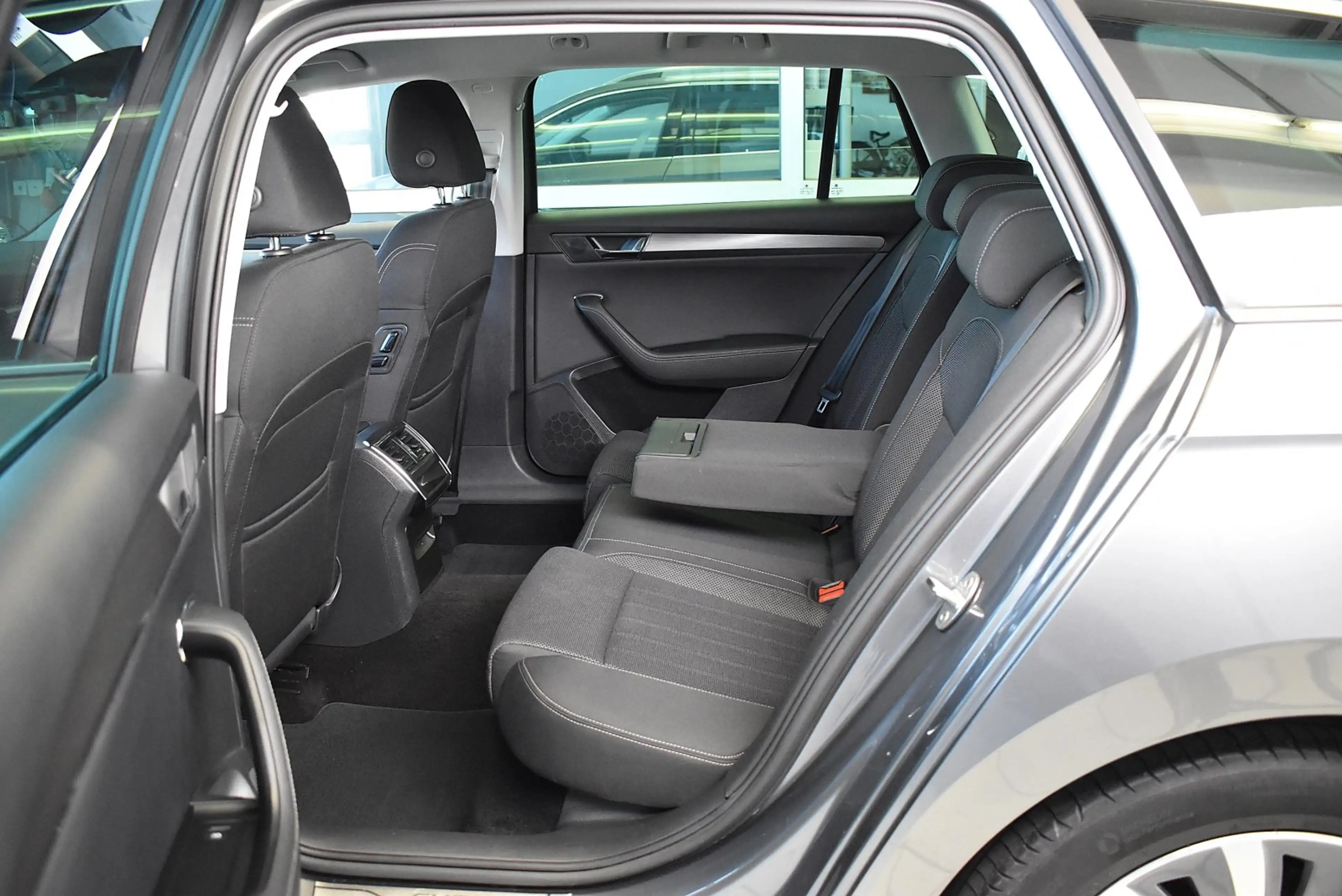 Skoda Superb Combi 2.0 TDI Style DSG*AHK*PDC*LED — photo 17