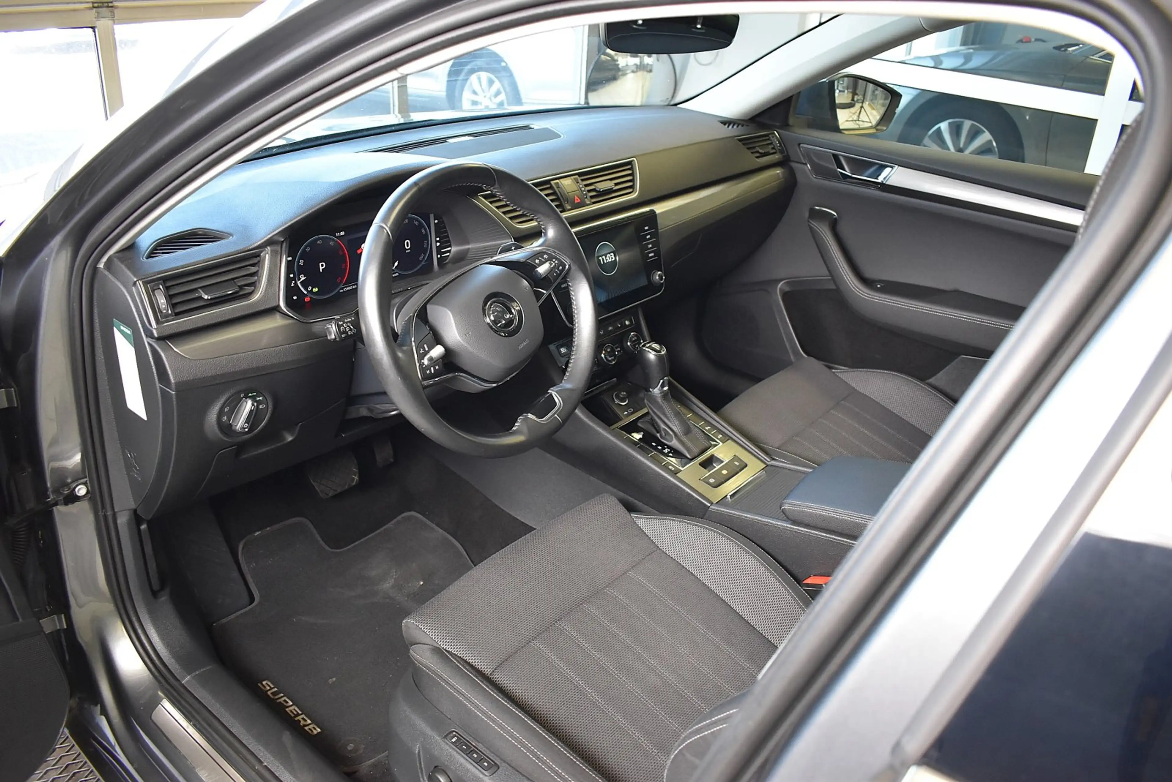 Skoda Superb Combi 2.0 TDI Style DSG*AHK*PDC*LED — photo 13