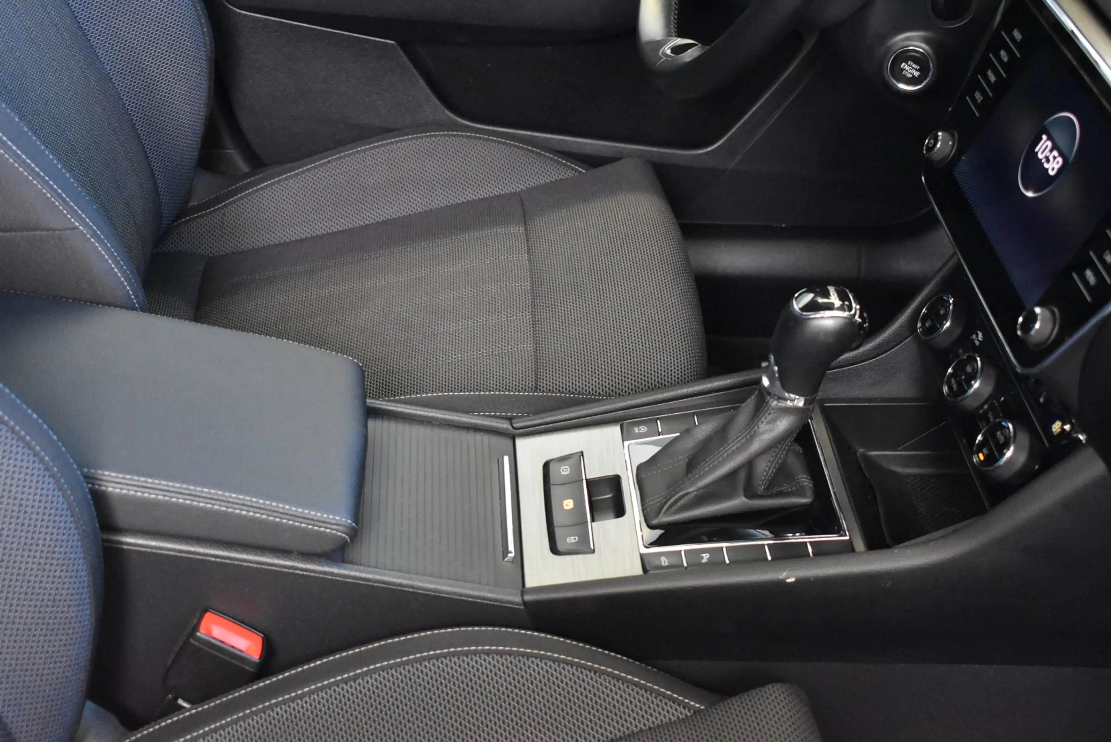 Skoda Superb Combi 2.0 TDI Style DSG*AHK*PDC*LED — photo 24