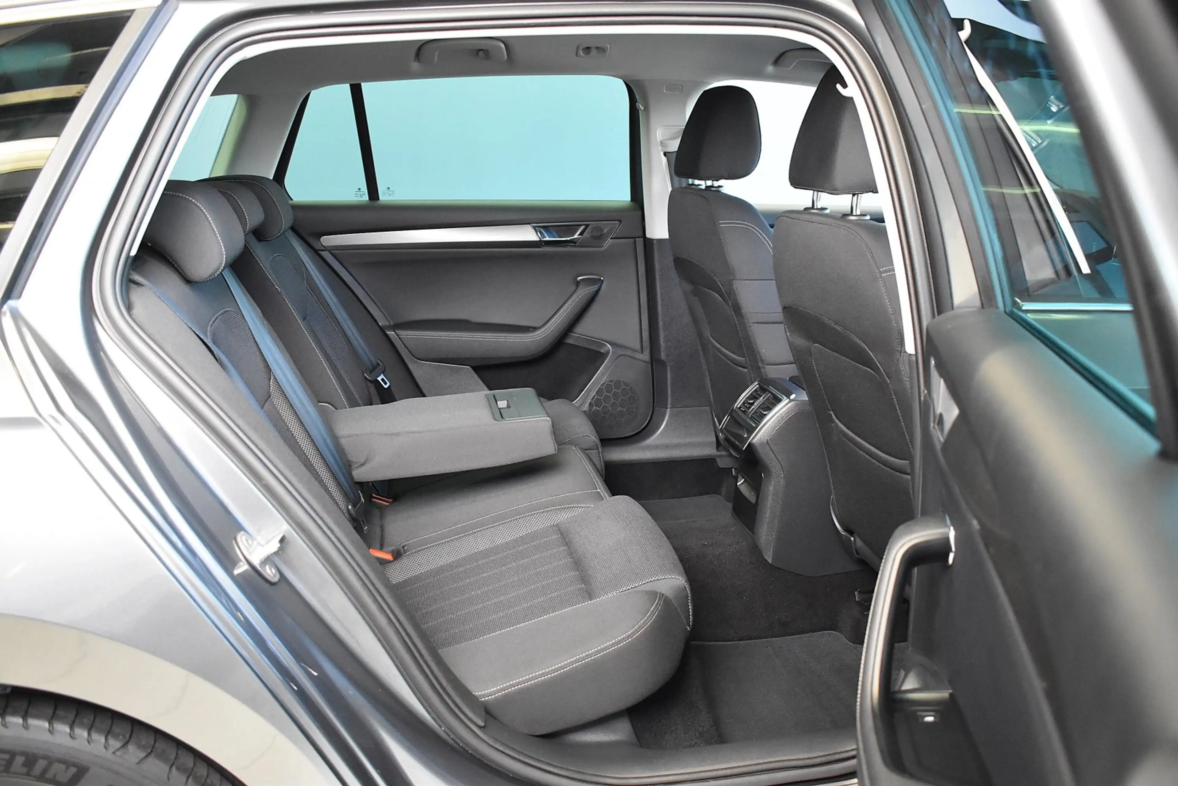 Skoda Superb Combi 2.0 TDI Style DSG*AHK*PDC*LED — photo 19