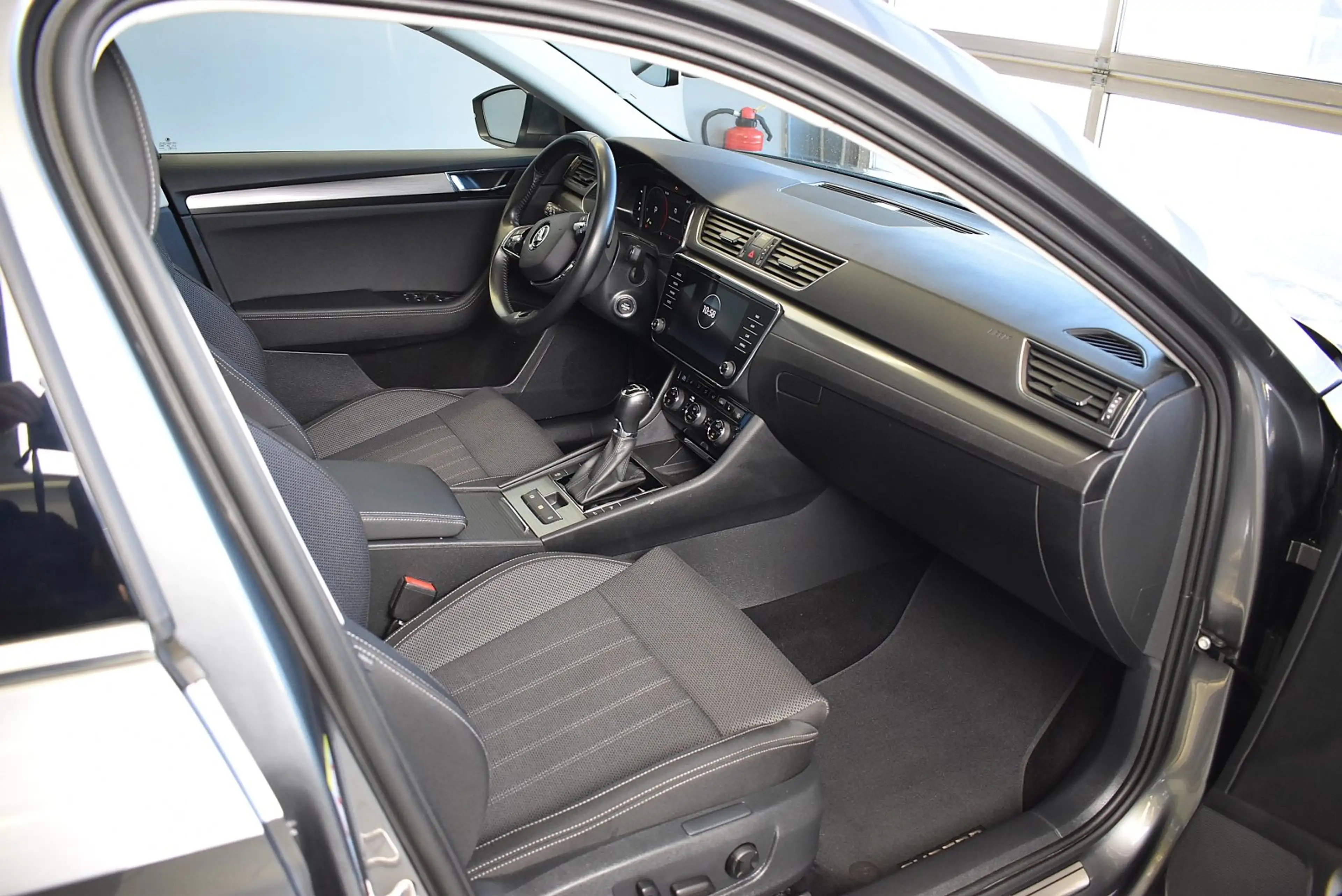 Skoda Superb Combi 2.0 TDI Style DSG*AHK*PDC*LED — photo 15