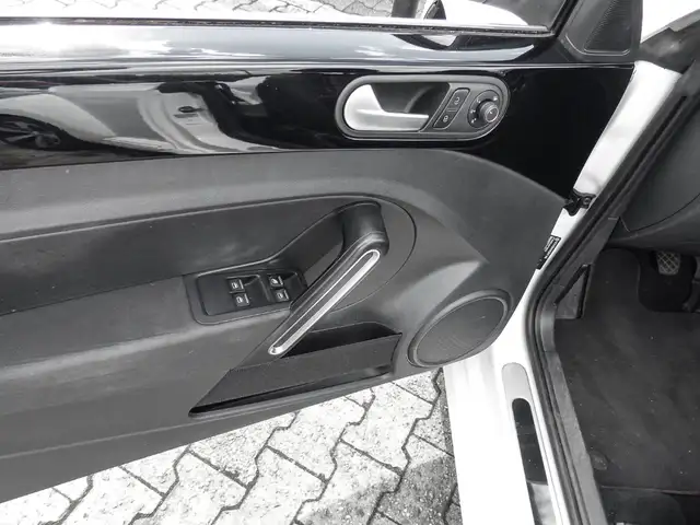 Volkswagen Beetle view 13