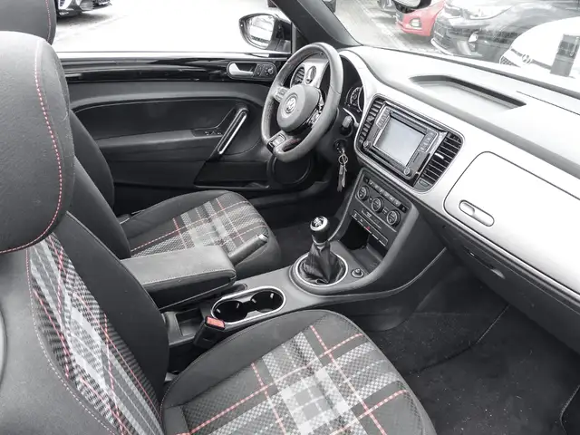 Volkswagen Beetle view 4