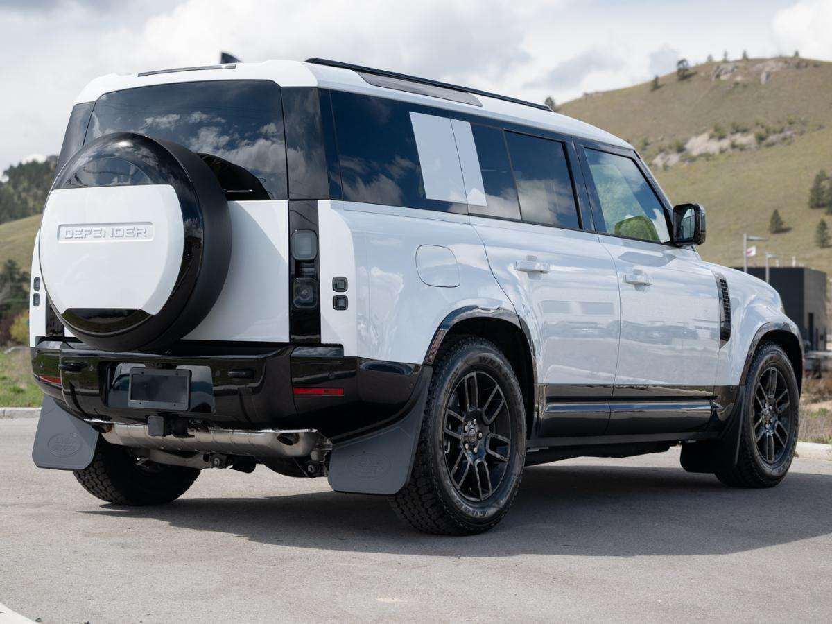 2026 Land Rover Defender 110 P400 X-DYNAMIC SE alt 2