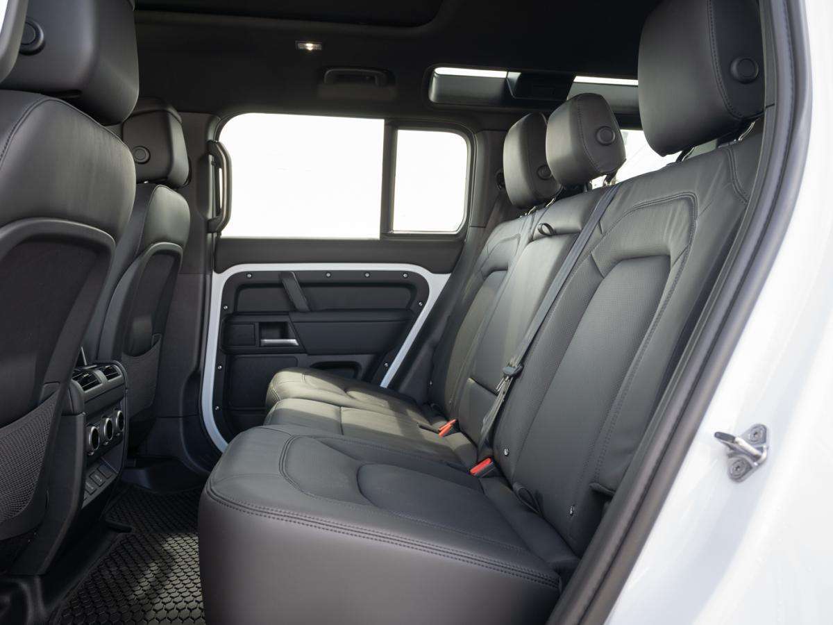 2026 Land Rover Defender 110 P400 X-DYNAMIC SE alt 5
