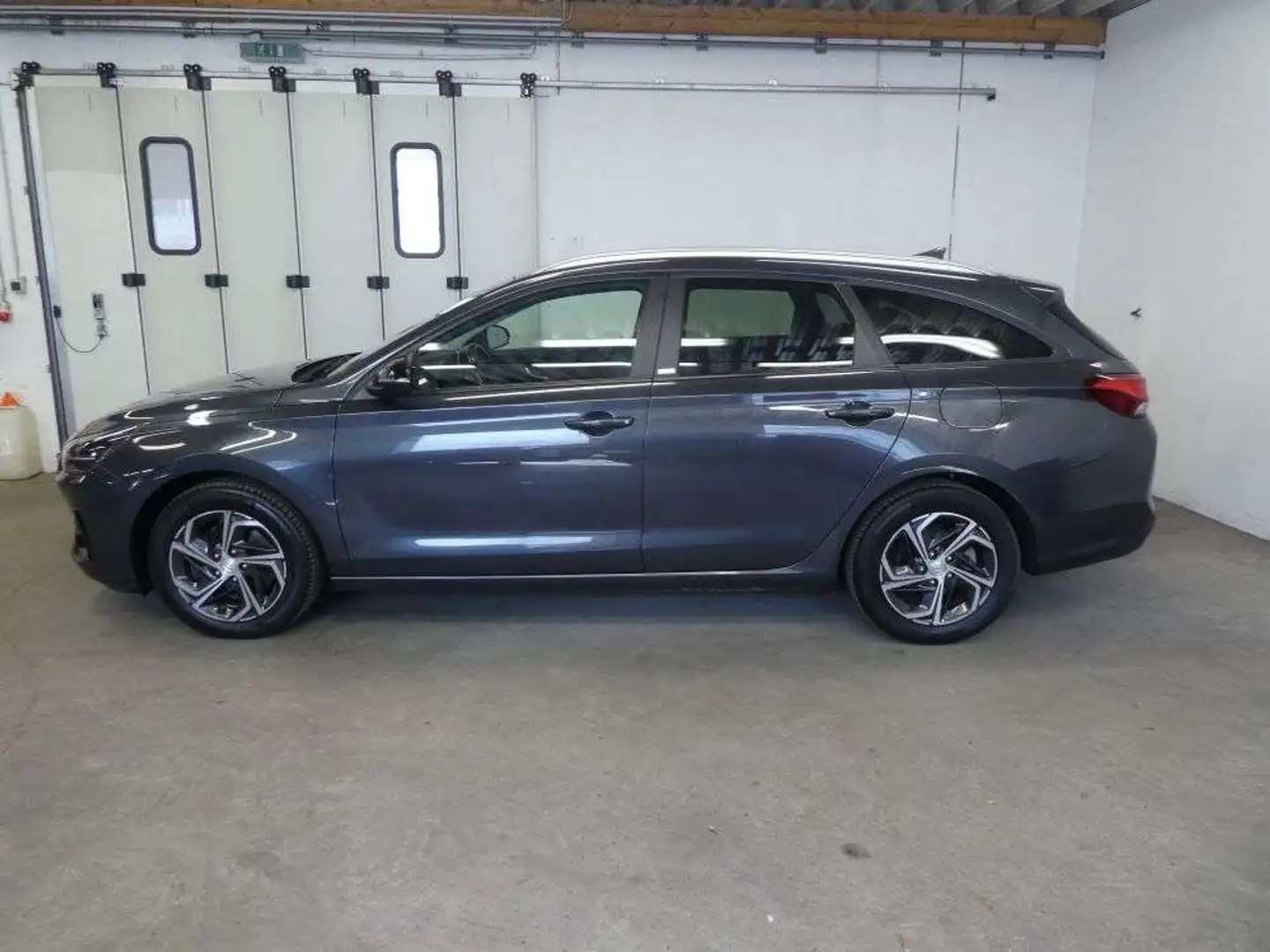 Hyundai i30 CW 1,6 CRDi Intro Edition DCT Aut. Grau - 2
