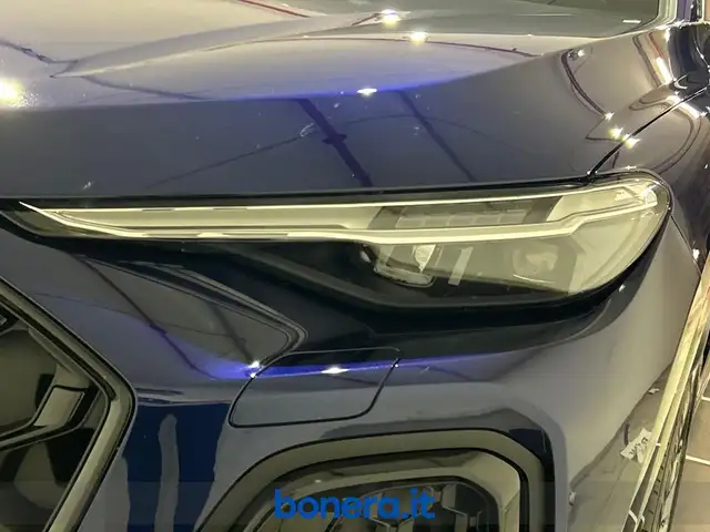 Audi Q5 view 9