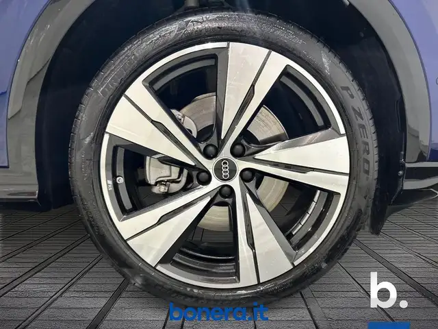 Audi Q5 view 11