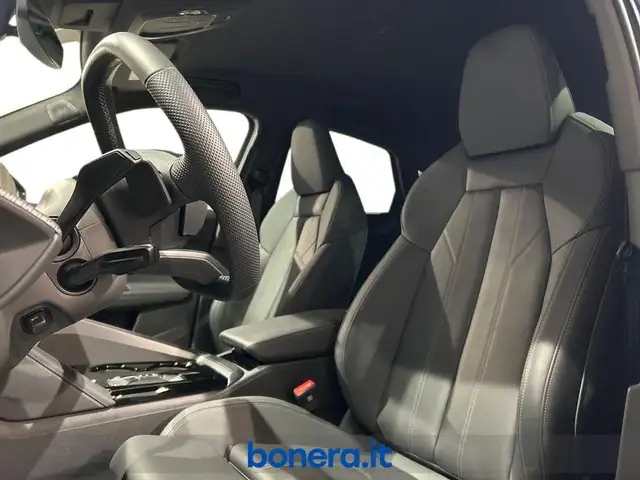 Audi Q5 view 13