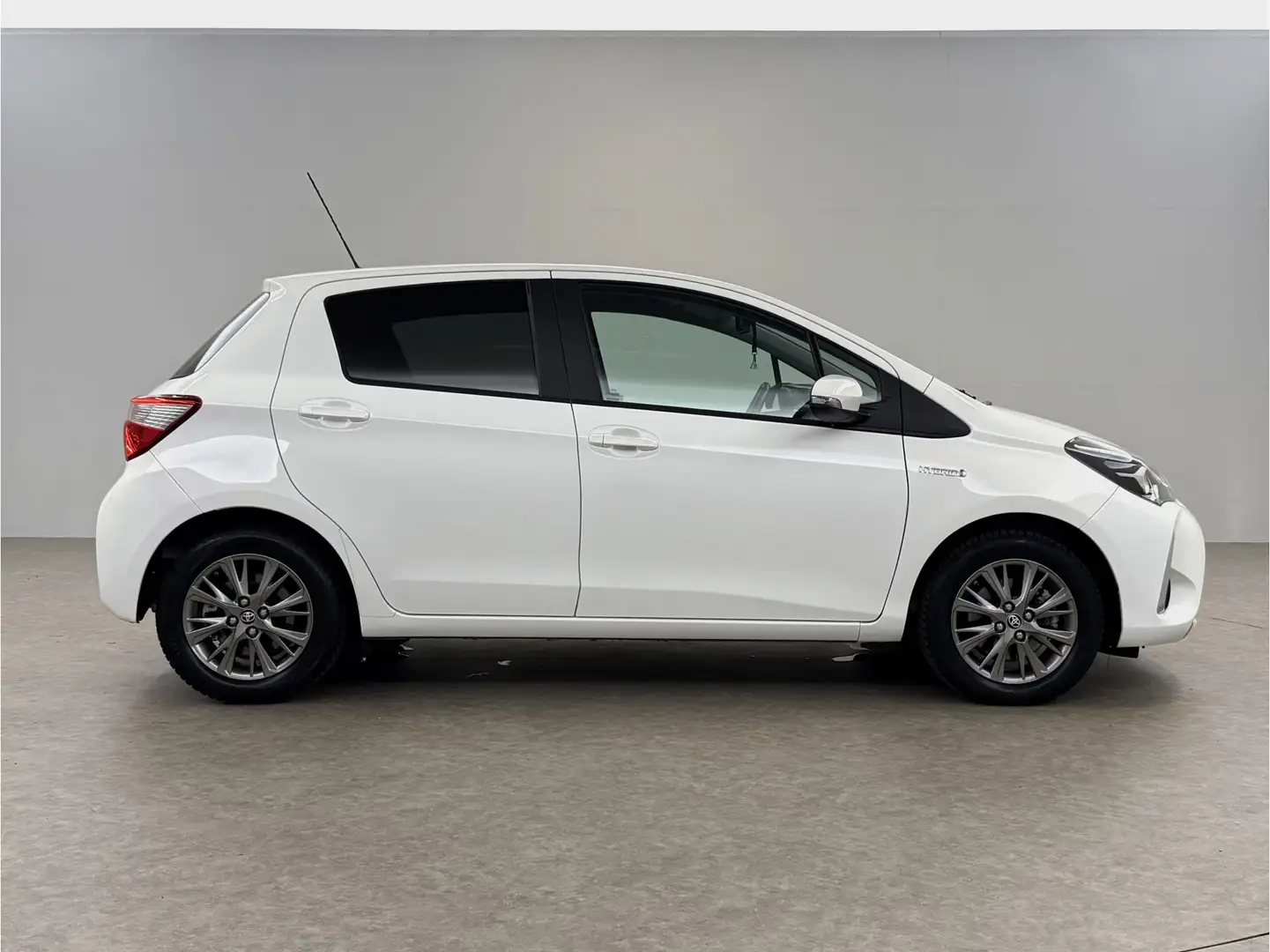 Toyota Yaris 1.5 Hybrid Dynamic LED Camera Clima Cruise Navi 15 Wit - 2