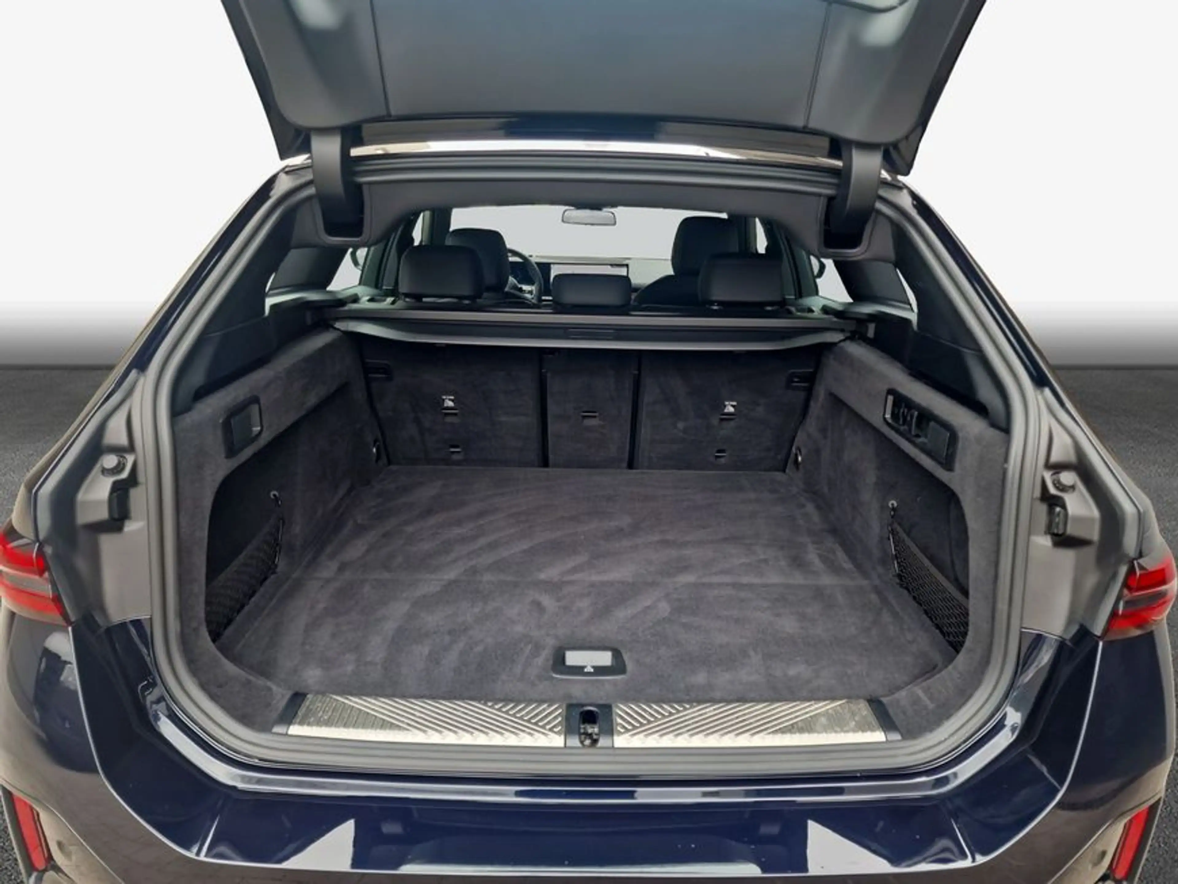 BMW i5 xDrive40 Touring — photo 9
