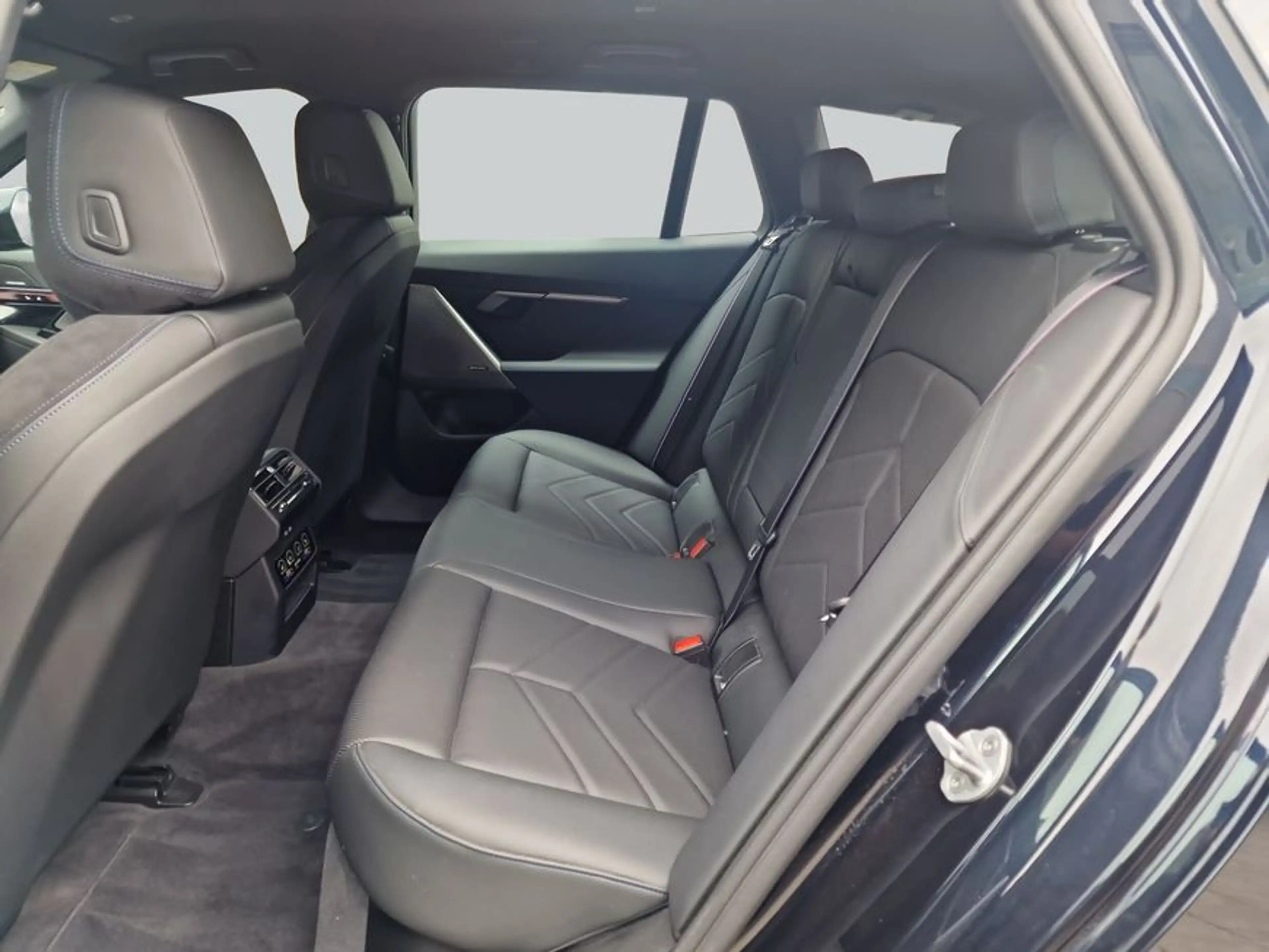 BMW i5 xDrive40 Touring — photo 12