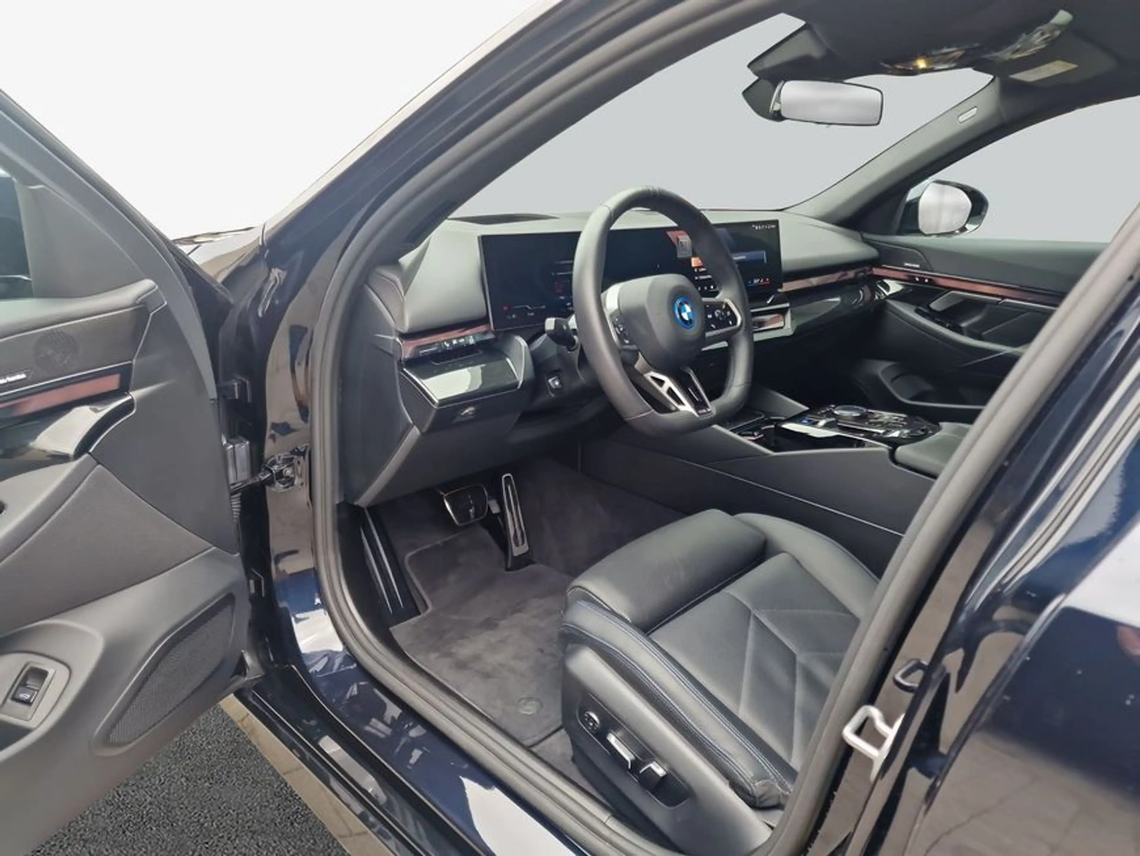 BMW i5 xDrive40 Touring — photo 10