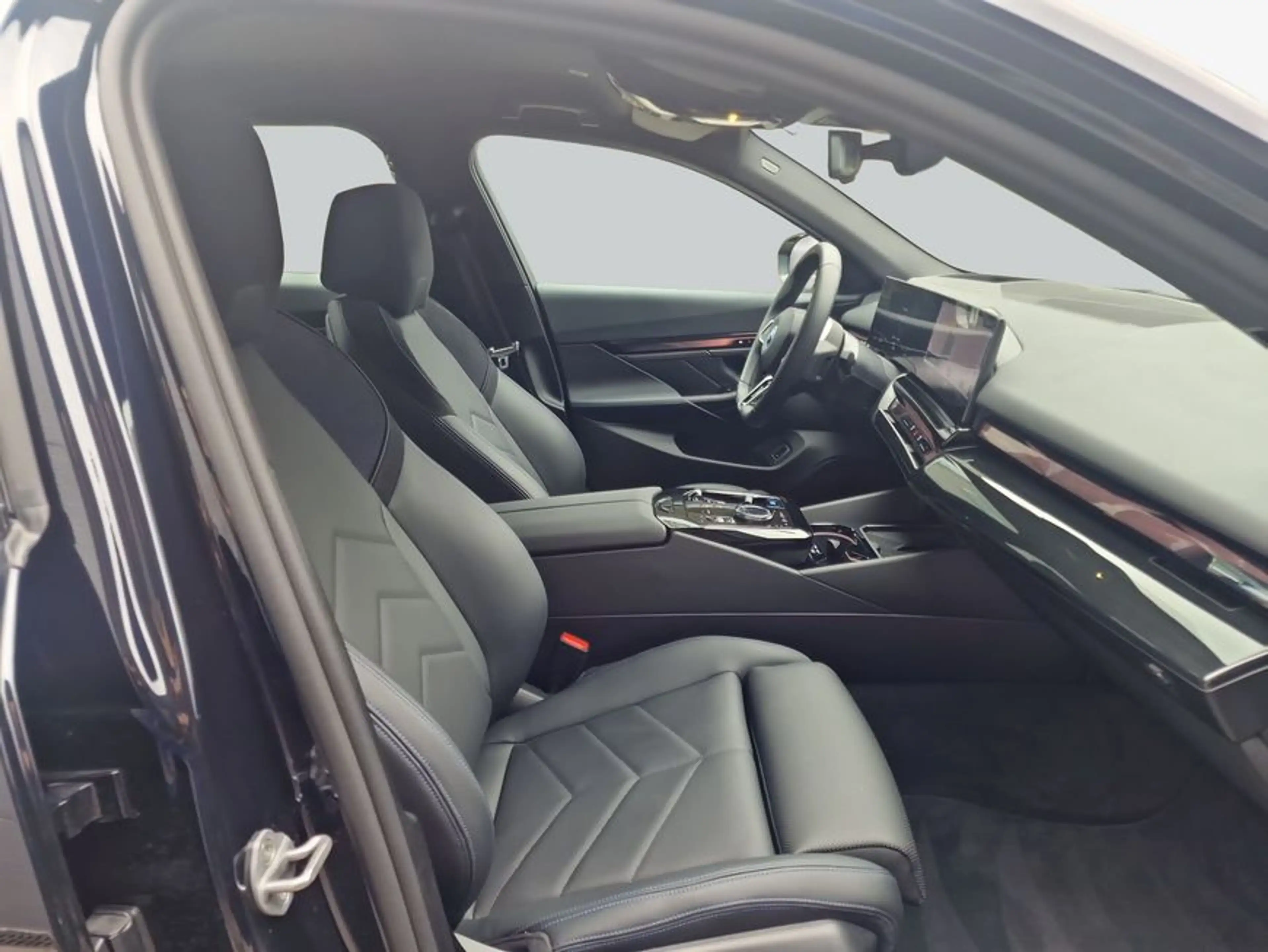BMW i5 xDrive40 Touring — photo 13