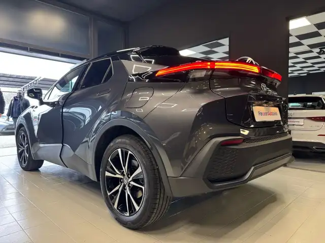 Toyota C-HR view 3