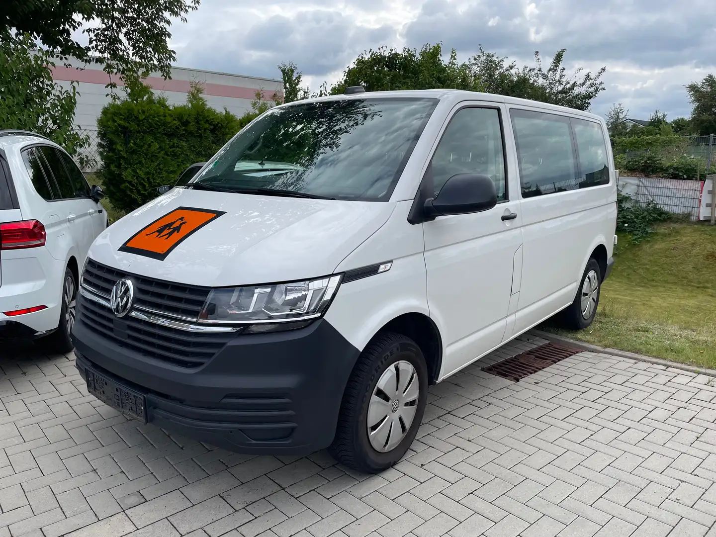 Volkswagen T6.1 Kombi FWD / 9 - Sitzer / Klima / Navi Biały - 2