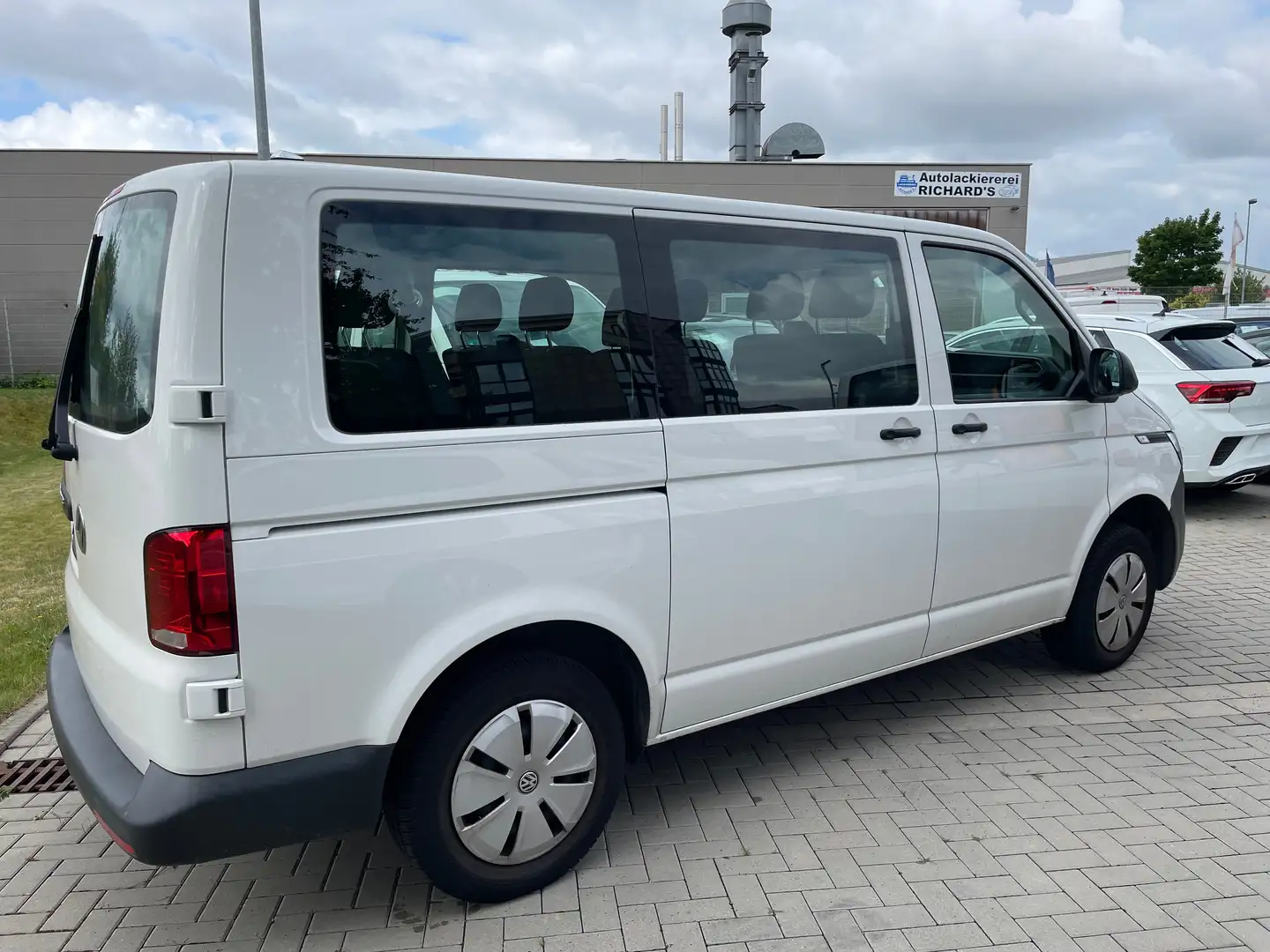 Volkswagen T6.1 Kombi FWD / 9 - Sitzer / Klima / Navi Biały - 1