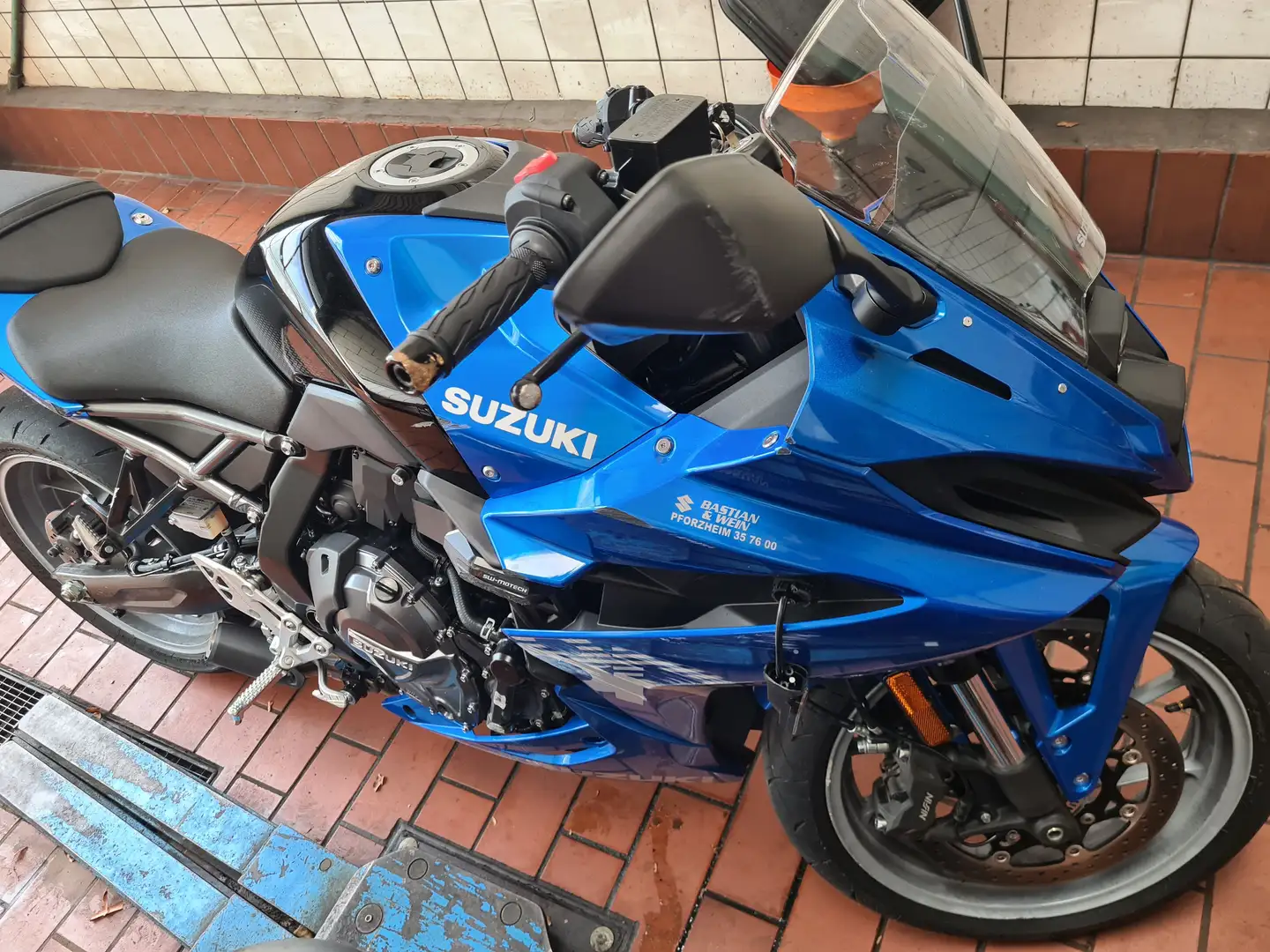 Suzuki GSX 8R 700 Km, 3Monate alt! rechte Seite beschädigt Mavi - 1