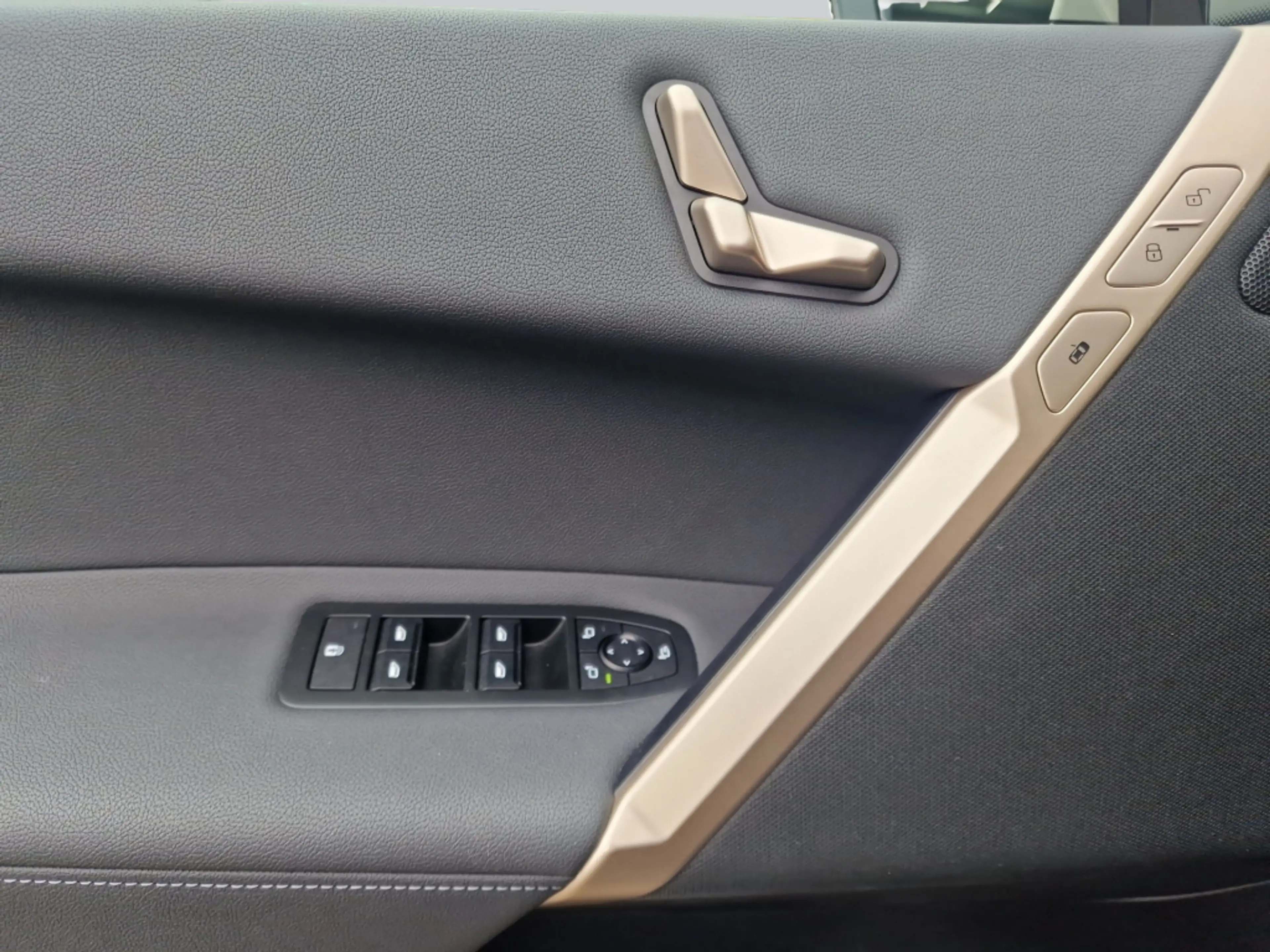 BMW iX xDrive45 AHK LED H&K NAV — photo 21