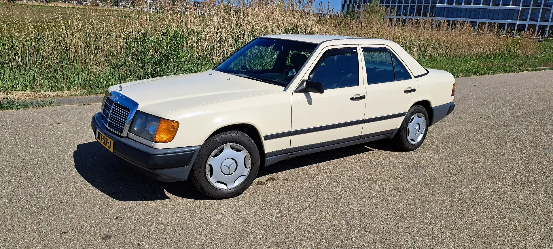 Mercedes-Benz E 230 MERCEDES E KLASSE W124 230E OLDTIMER AIRCO WERKT Beige - 1