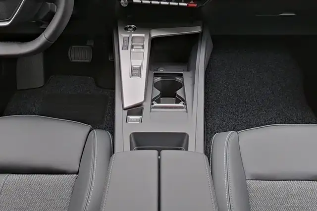 Peugeot 308 view 12