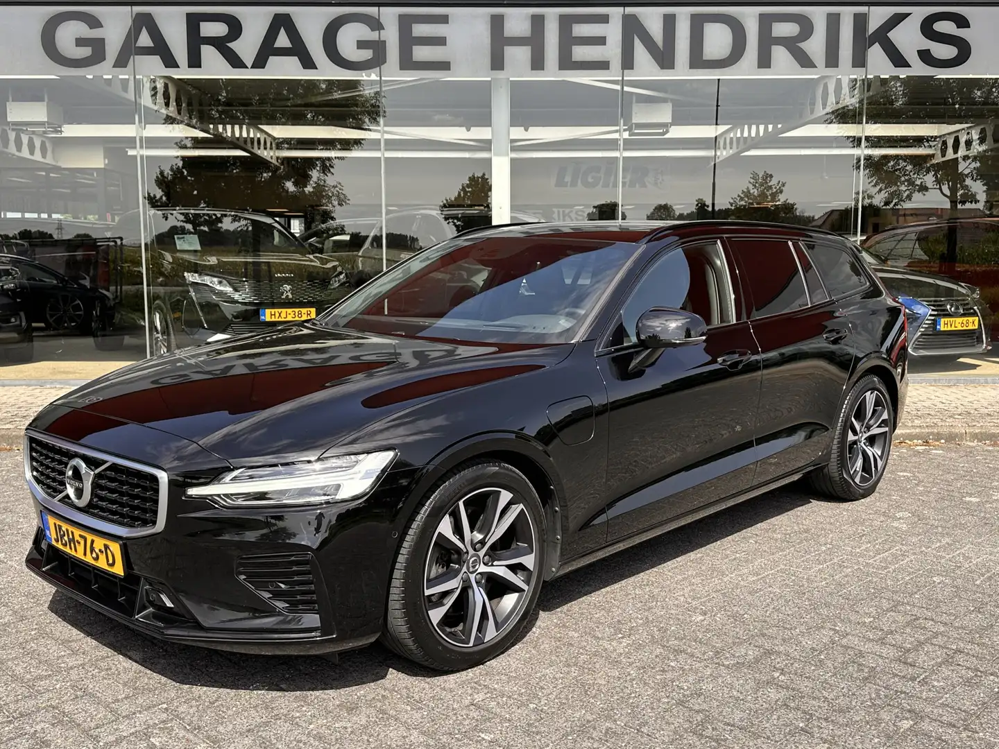 Volvo V60 2.0 T8 Twin Engine AWD R-Design | Pano | 360 Cam | Noir - 1