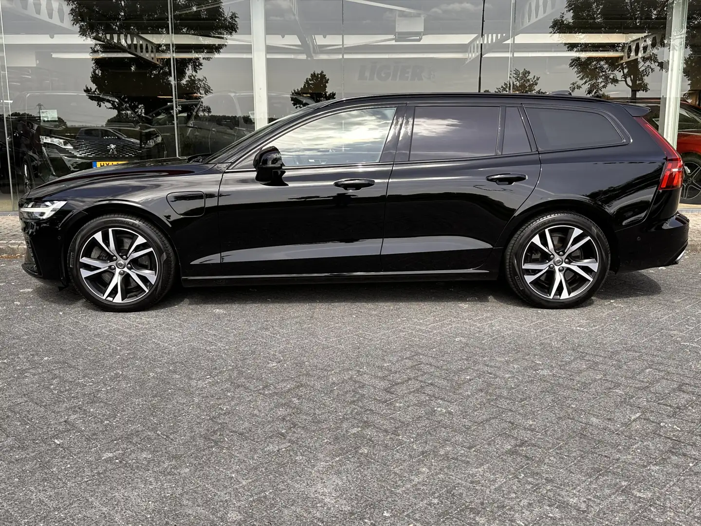 Volvo V60 2.0 T8 Twin Engine AWD R-Design | Pano | 360 Cam | Noir - 2