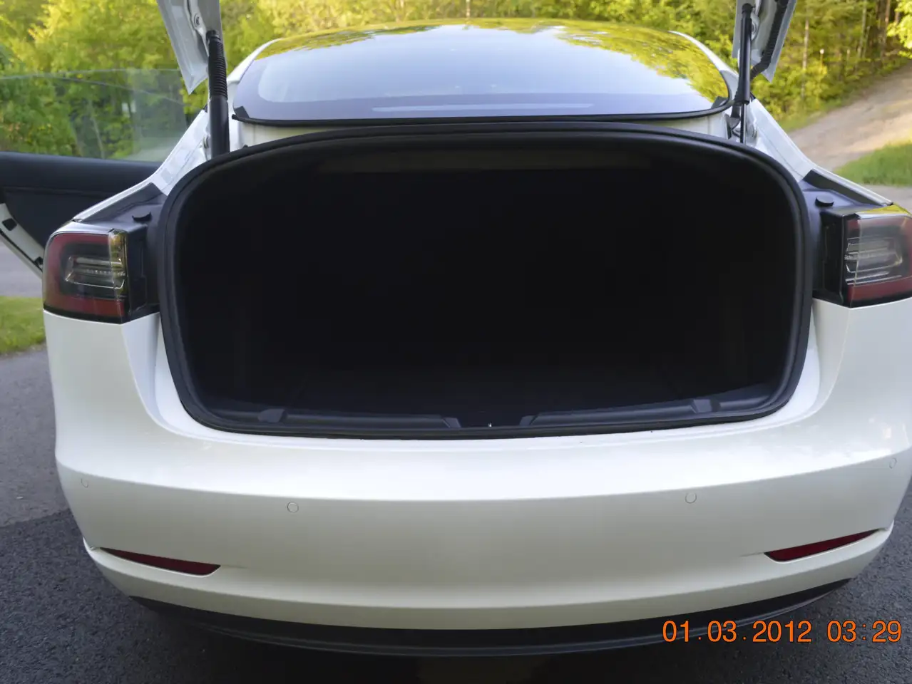 Tesla Model 3 снимка Tesla Model 3