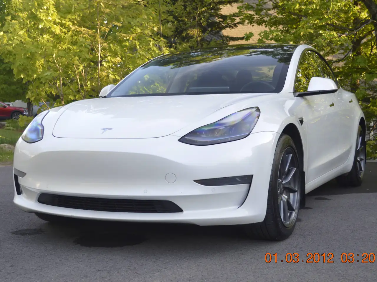 Tesla Model 3 снимка Tesla Model 3