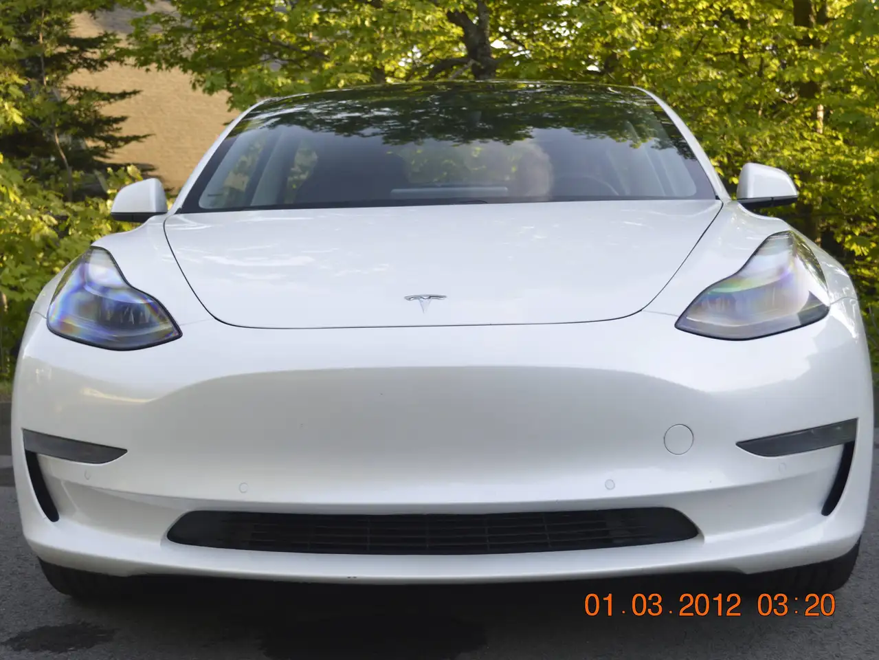 Tesla Model 3 снимка Tesla Model 3